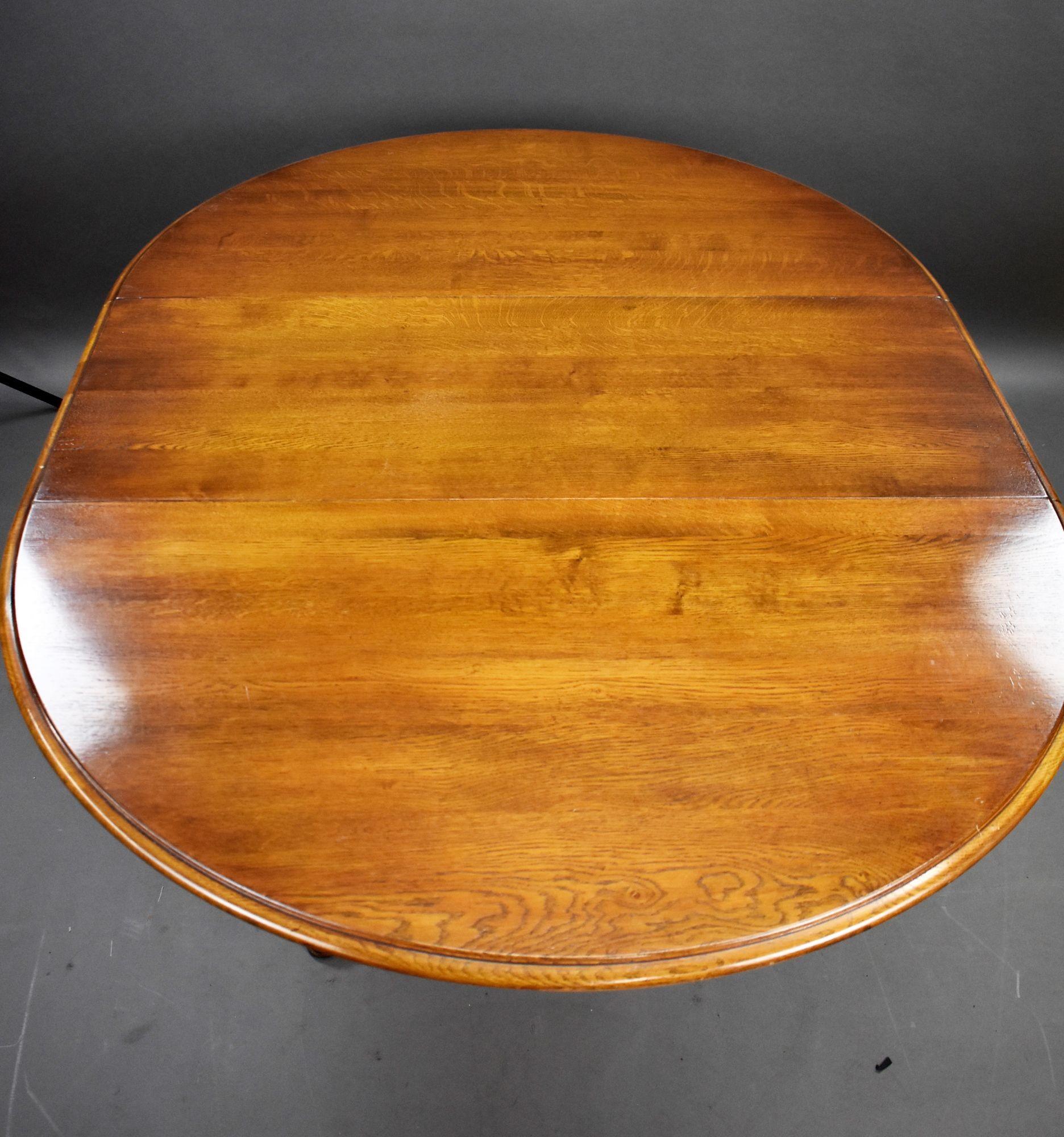 Chêne Table à rallonge en Oak et six chaises à dossier en échelle en vente
