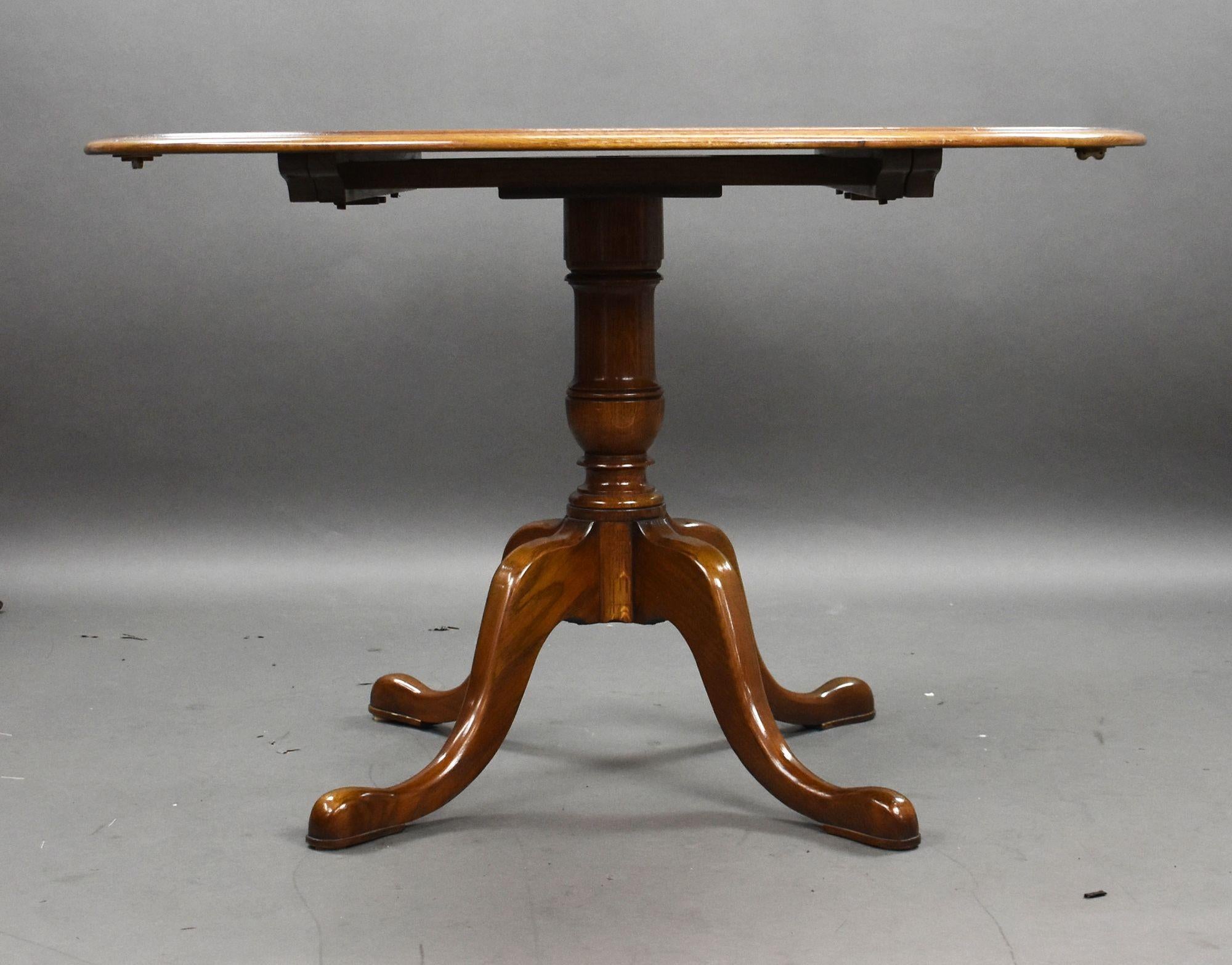 Table à rallonge en Oak et six chaises à dossier en échelle en vente 2
