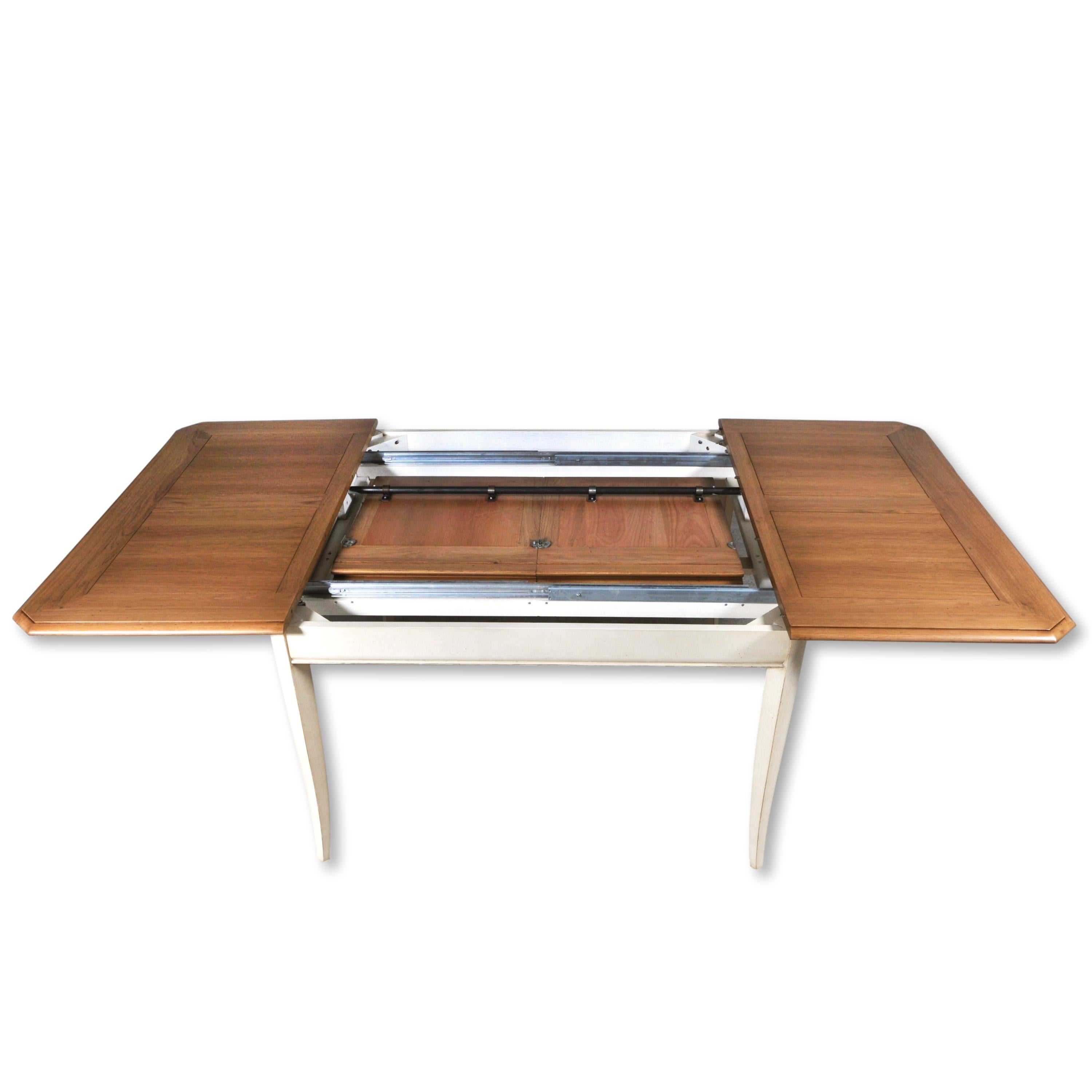 Dieser quadratische Esstisch ist typisch für den französischen Landhausstil und kombiniert gebeiztes französisches Eichenholz mit hellen Farben für die Füße und den Gürtel.

Es integriert 2 gefaltete Verlängerungen von je 15,75