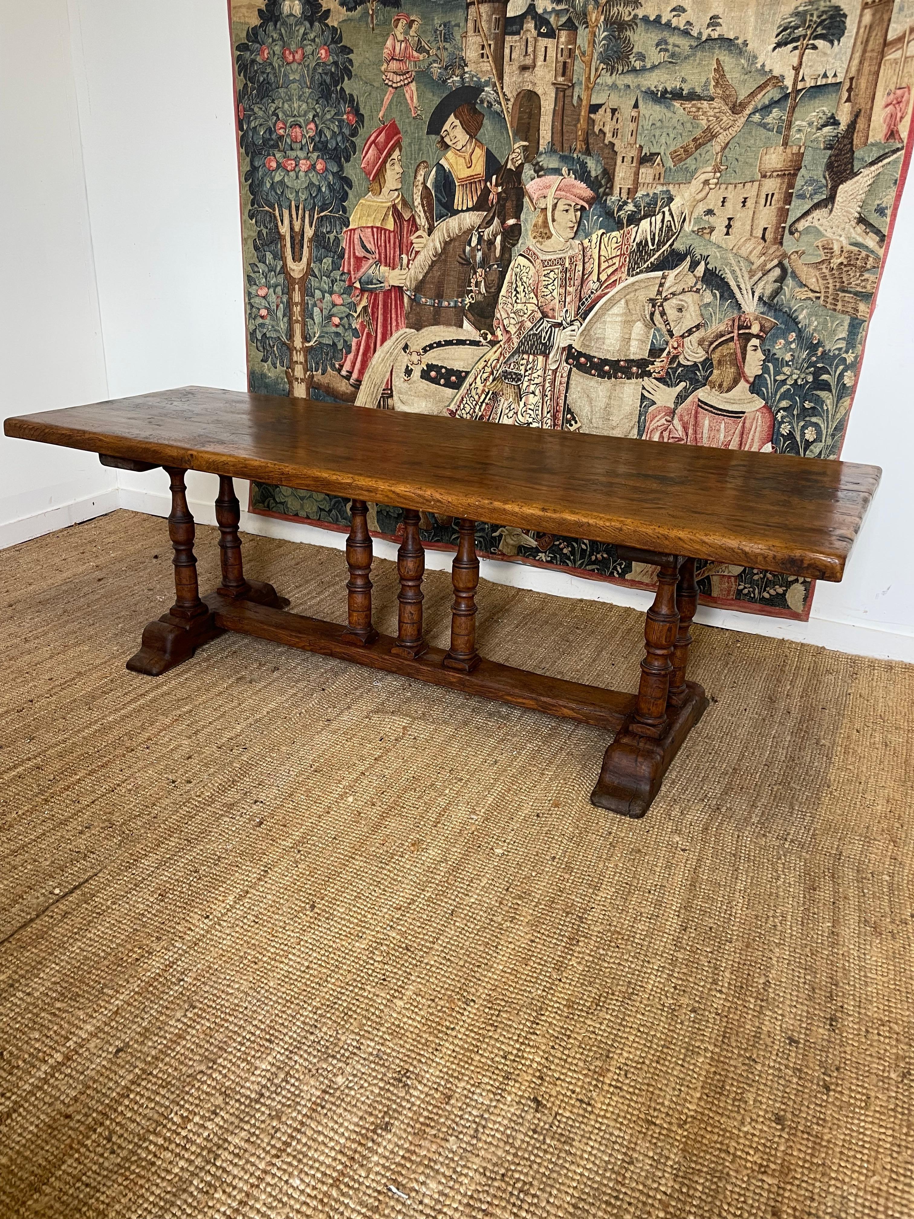 Très bel exemple de table de salle à manger en chêne de style réfectoire du début du 20e siècle. 

Français vers 1920  dans le style Louis XVI, la partie supérieure se détache de la base pour faciliter le transport/la livraison 

Peut accueillir 8