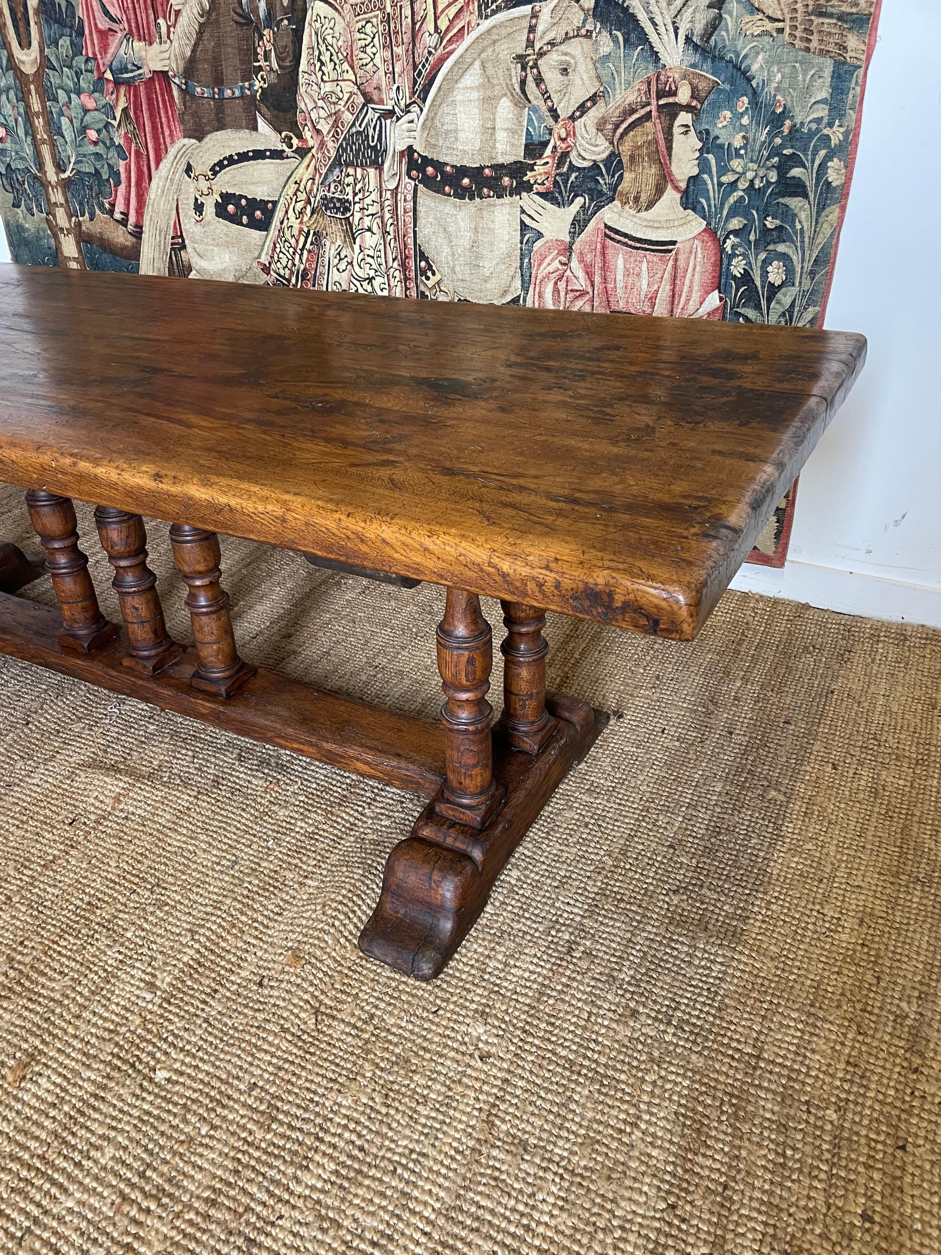 Français Table de ferme / table de réfectoire de style Louis XVI en vente