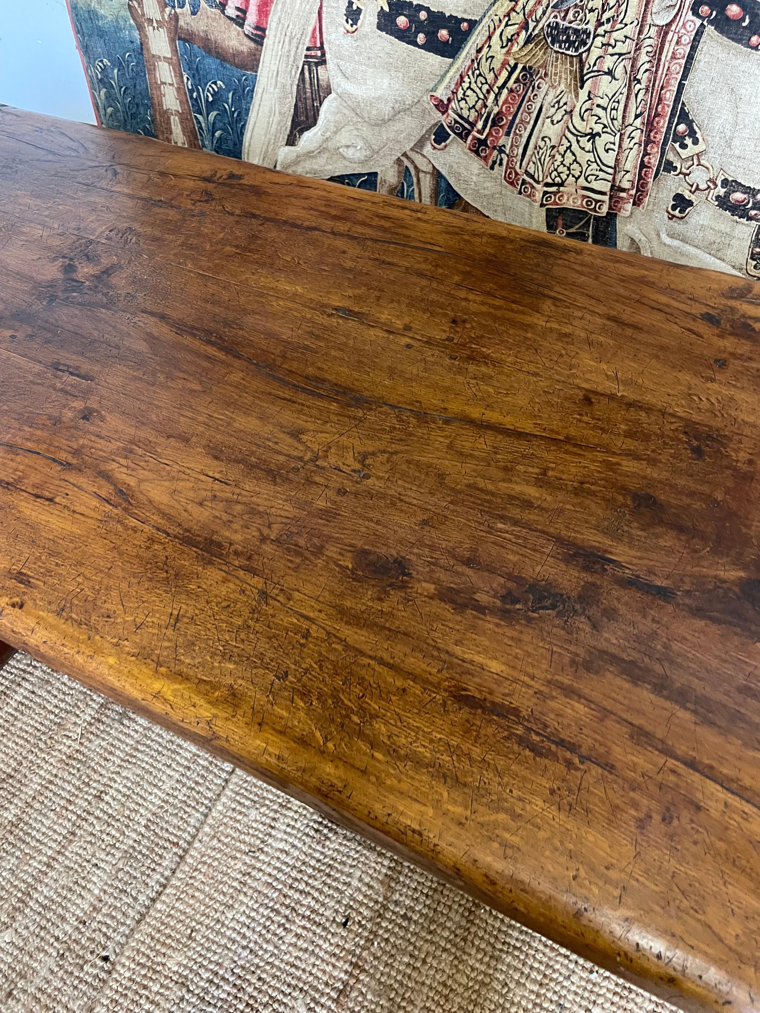 20ième siècle Table de ferme / table de réfectoire de style Louis XVI en vente