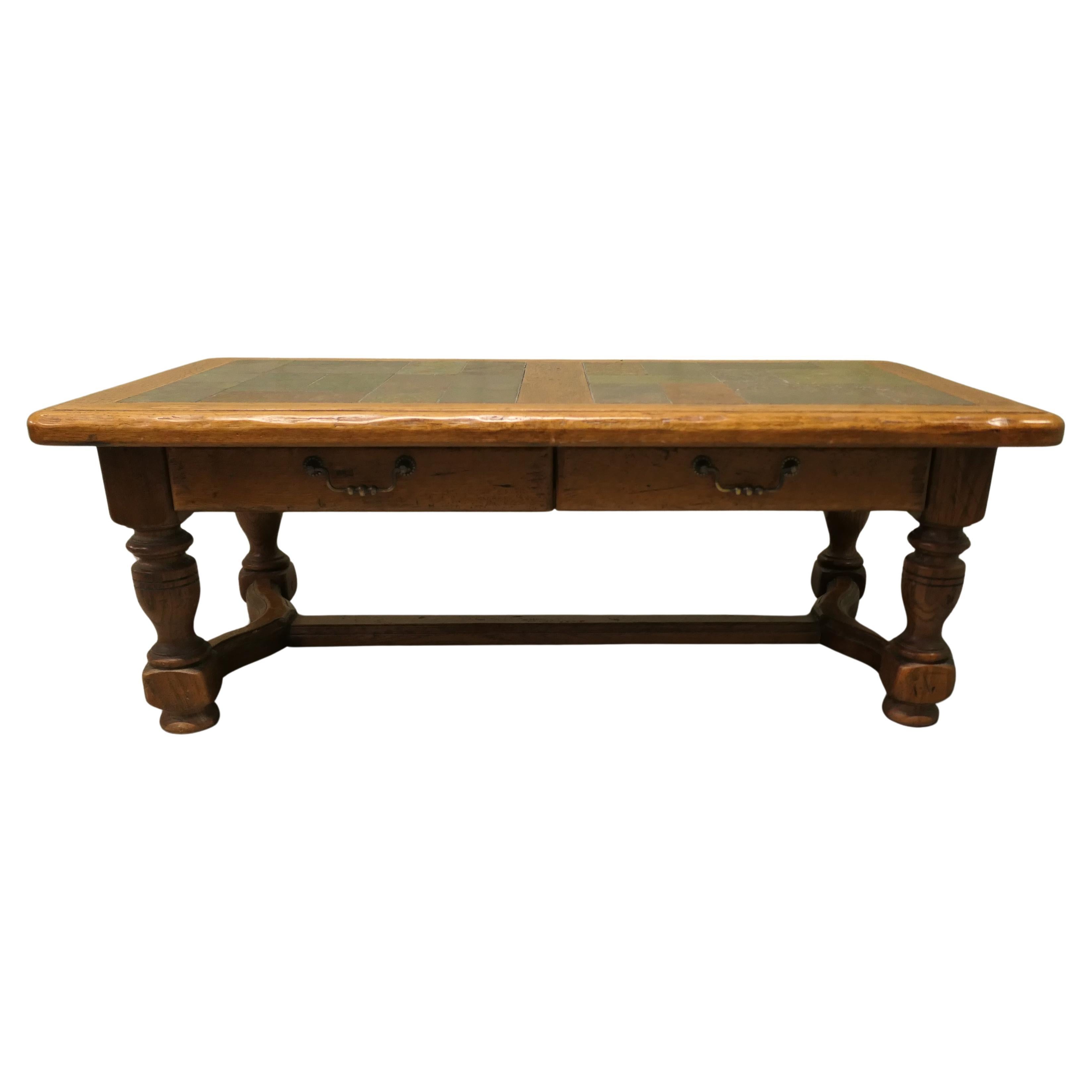 Table basse de ferme en chêne avec plateau en ardoise Il s'agit d'une bonne table de ferme honnête.
