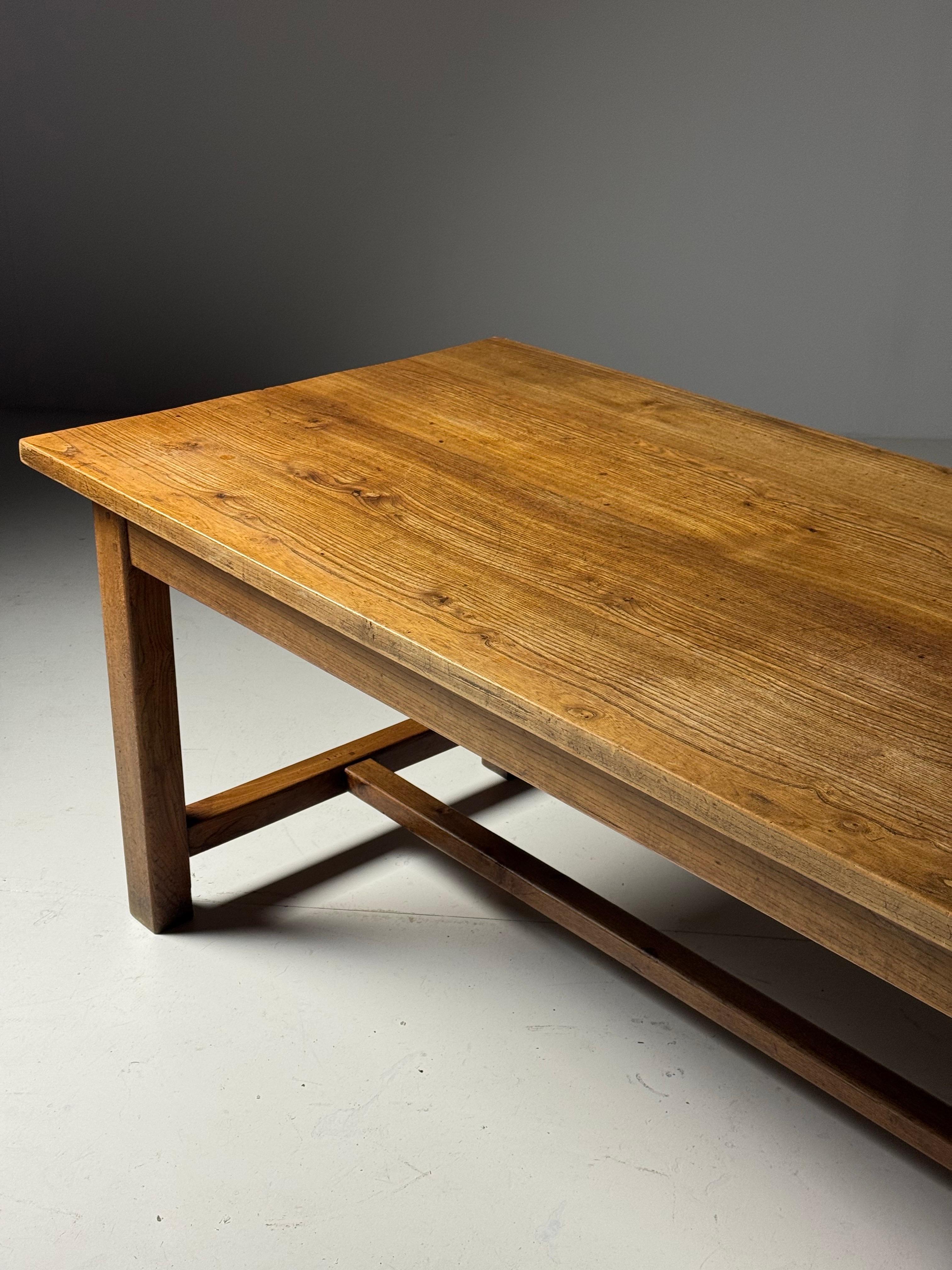Table de salle à manger de ferme / table de monastère. Fabriqué en chêne massif. Belle couleur. Très solide et robuste. 20e siècle. Style campagnard.

Nous pouvons élever la table à la hauteur souhaitée.

Dimensions : 250L x 90W x 76H
61,5bh