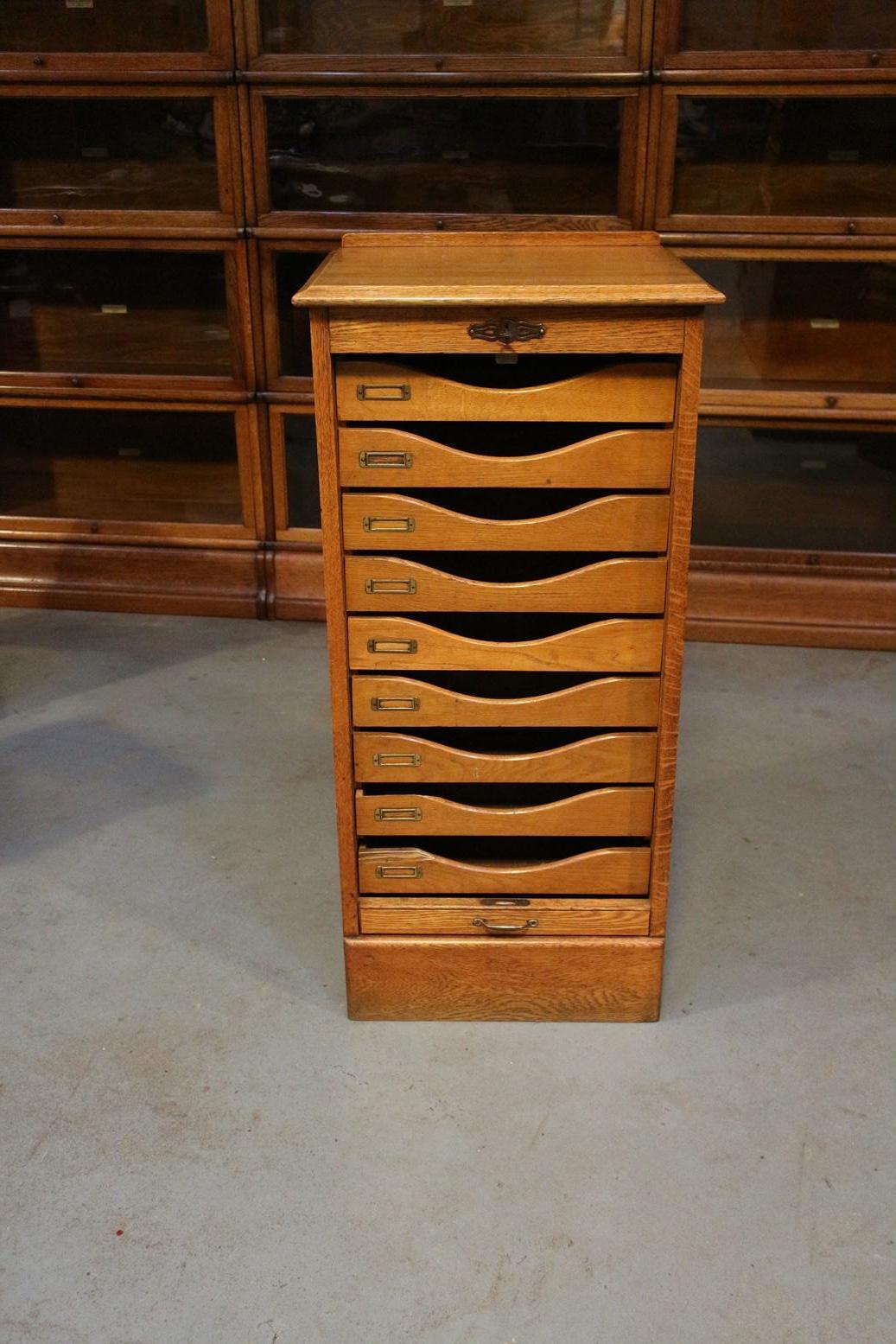 Oak filing cabinet with drawers and shutter. Entirely in perfect condition. Beautiful light color oak.
Origin: England
Period: circa 1920
Size: W 44cm, D 39cm, H 102cm.