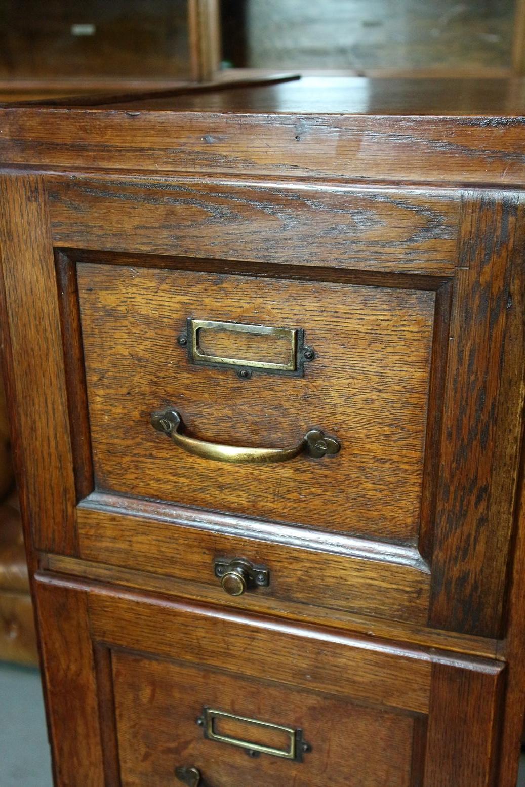 Oak filing cabinet in perfect condition. Nice warm color.
Origin: England
Period: circa 1930
Size: 38 cm x 66 cm x H 130 cm.
