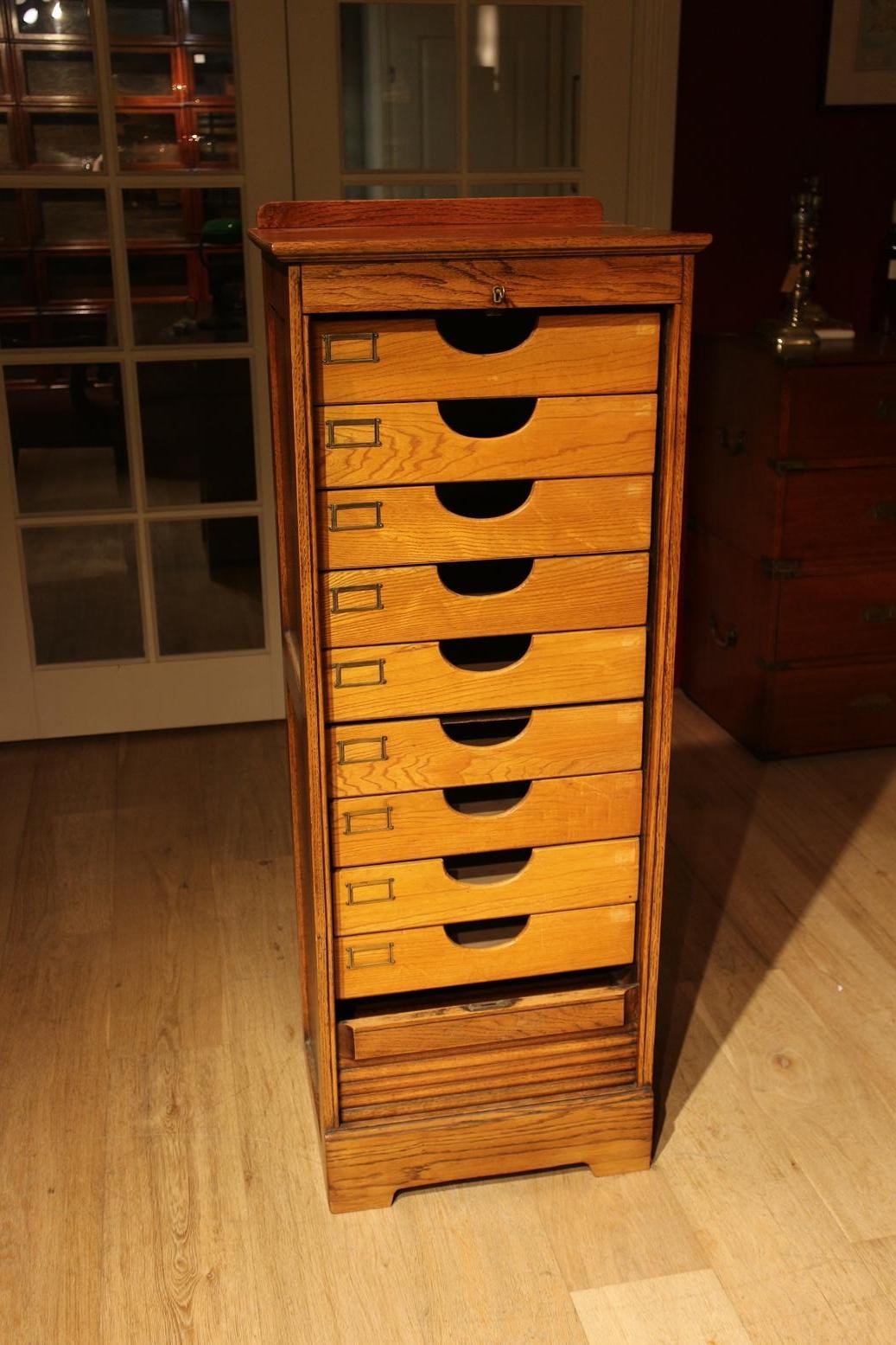 Antique oak filing cabinet with 9 drawers and roller shutter. Entirely in good and original condition. Very practical.
Origin: England
Period 1920-1940
Size 48cm x 37cm x H. 124cm.