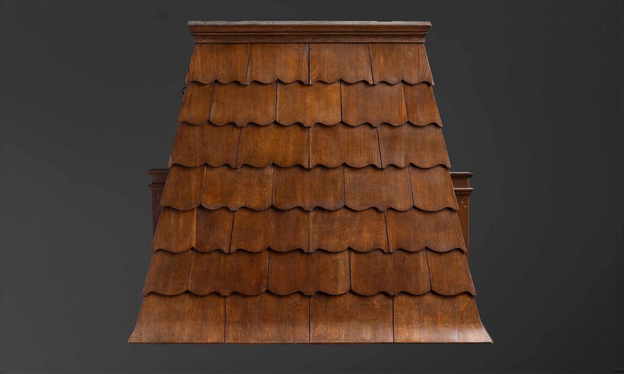 Angleterre, vers 1890
Hotte de cheminée fabriquée à la main avec des tuiles en forme de chêne séparées et étagées.
58.5 