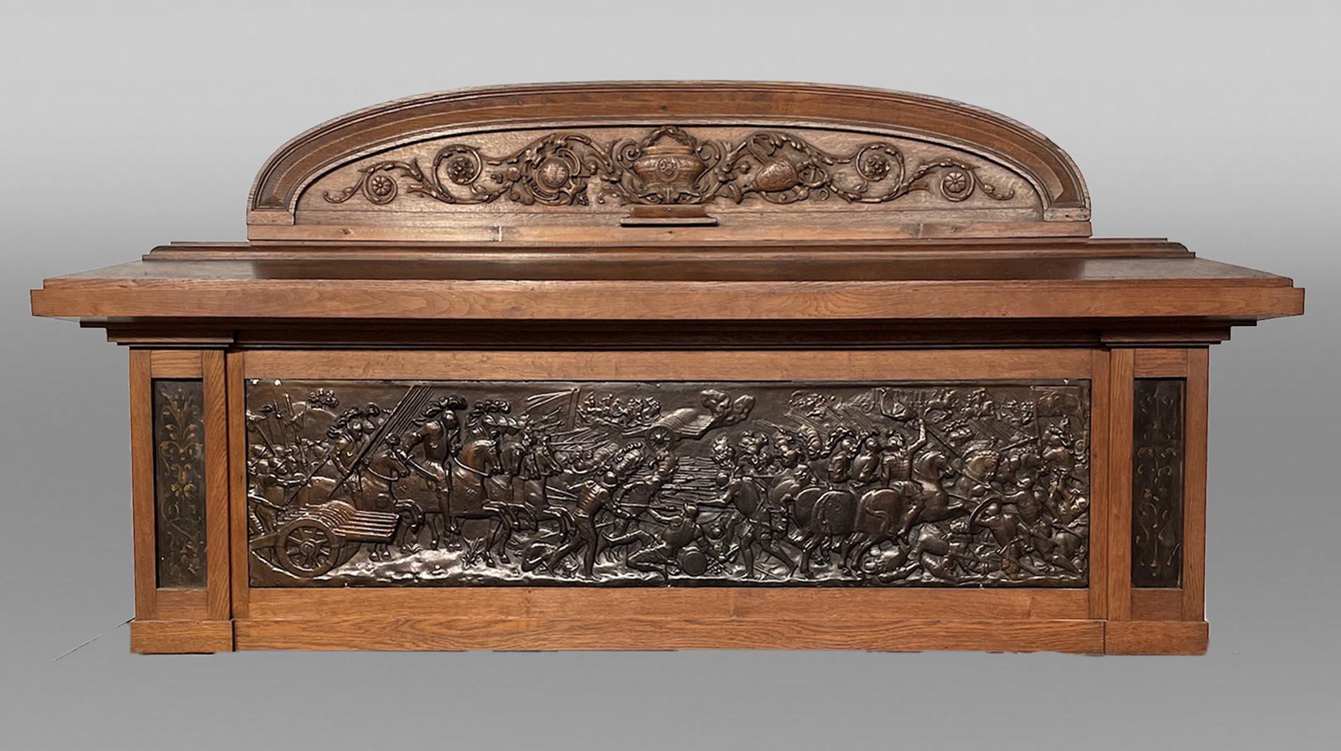 Neoclassico Camino in Oak con bassorilievi in gesso in finto bronzo, datato 1896 in vendita