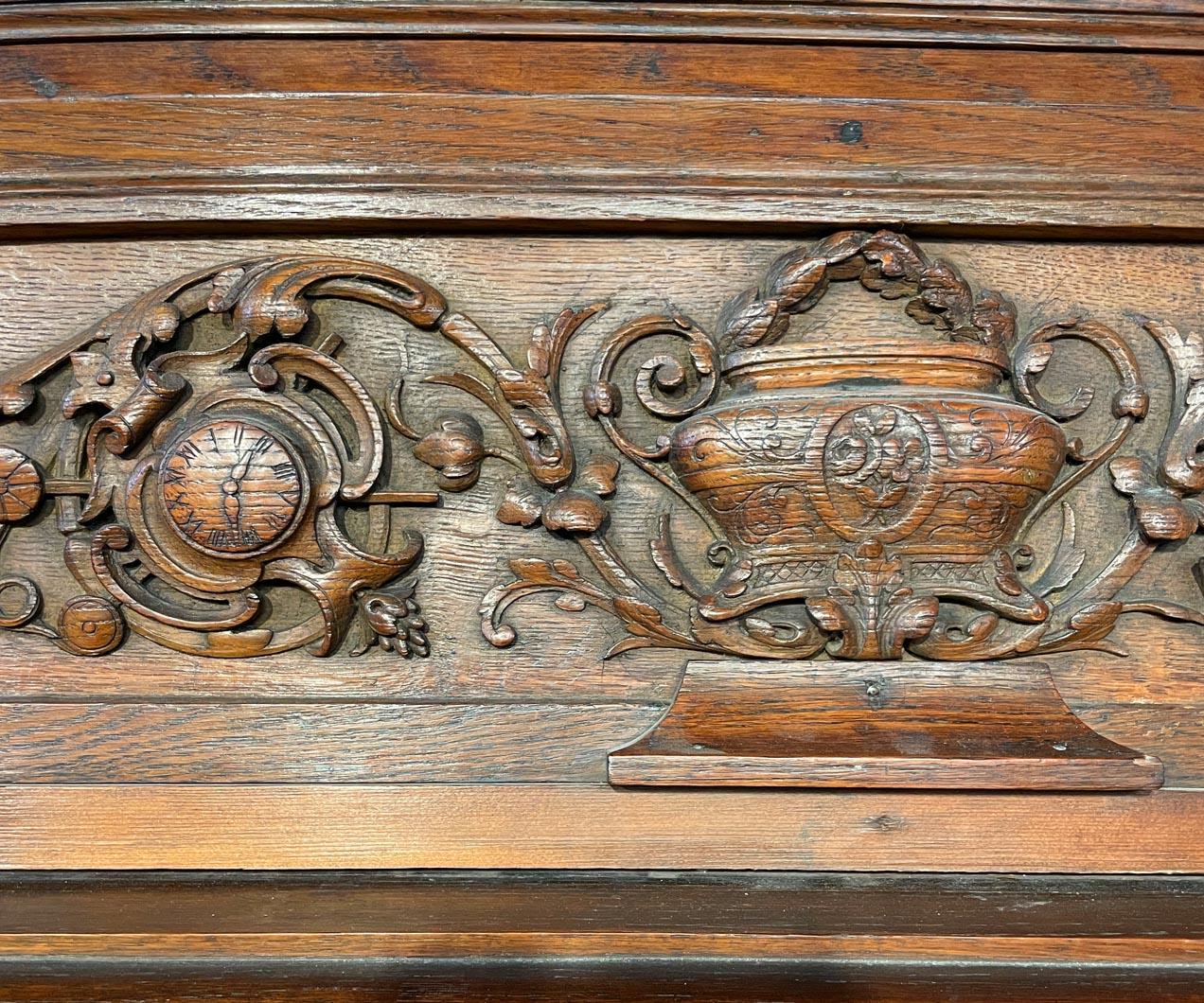 Europeo Camino in Oak con bassorilievi in gesso in finto bronzo, datato 1896 in vendita