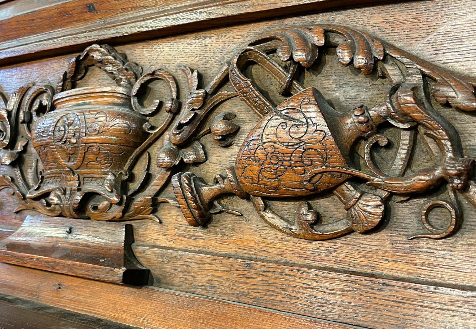 Dipinto a mano Camino in Oak con bassorilievi in gesso in finto bronzo, datato 1896 in vendita