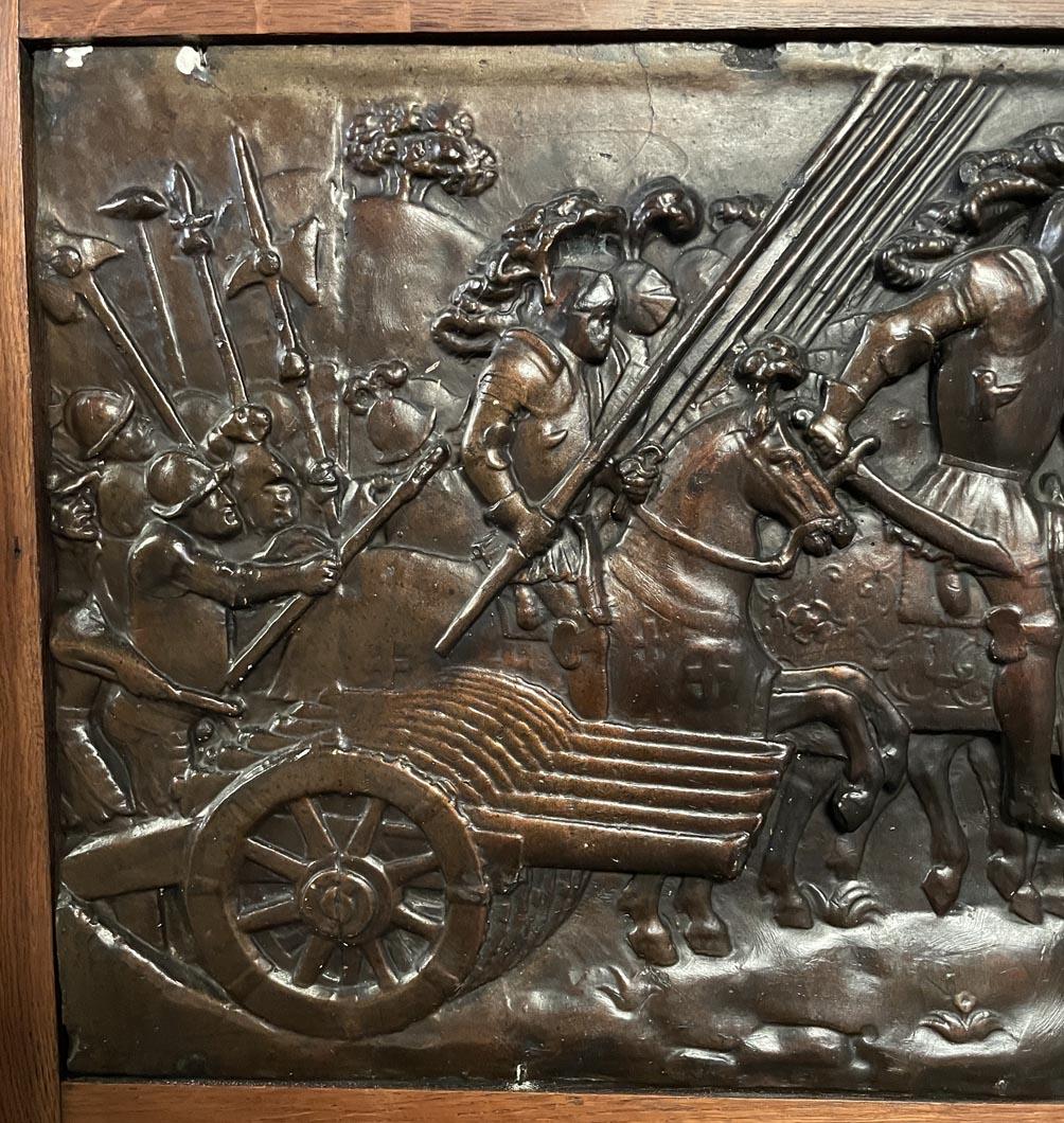 Camino in Oak con bassorilievi in gesso in finto bronzo, datato 1896 In condizioni buone in vendita a SAINT-OUEN-SUR-SEINE, FR