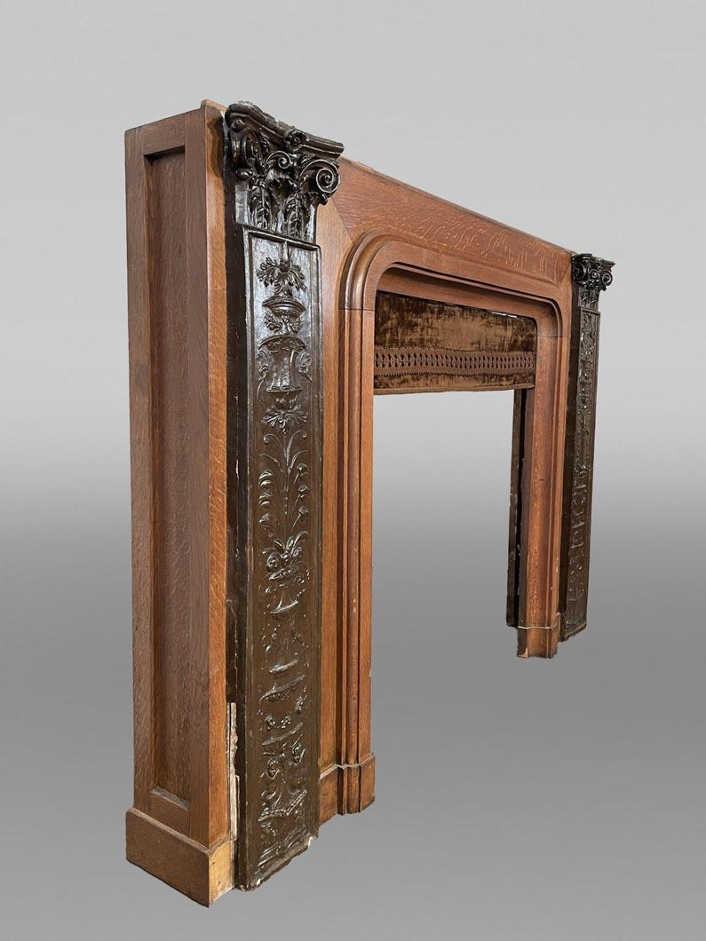 Camino in Oak con bassorilievi in gesso in finto bronzo, datato 1896 in vendita 1
