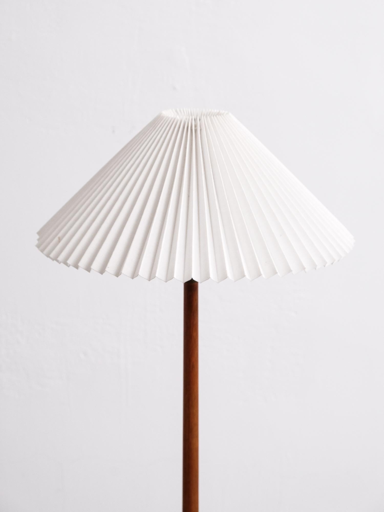 Big floor lamp in oak by Uno & Östen Kristiansson for Luxus.
This lamp is made of solid oak and comes with white pleated lampshade. 

As always with Luxus products, it shows great quality.

Very good original condition. Shade is included, does