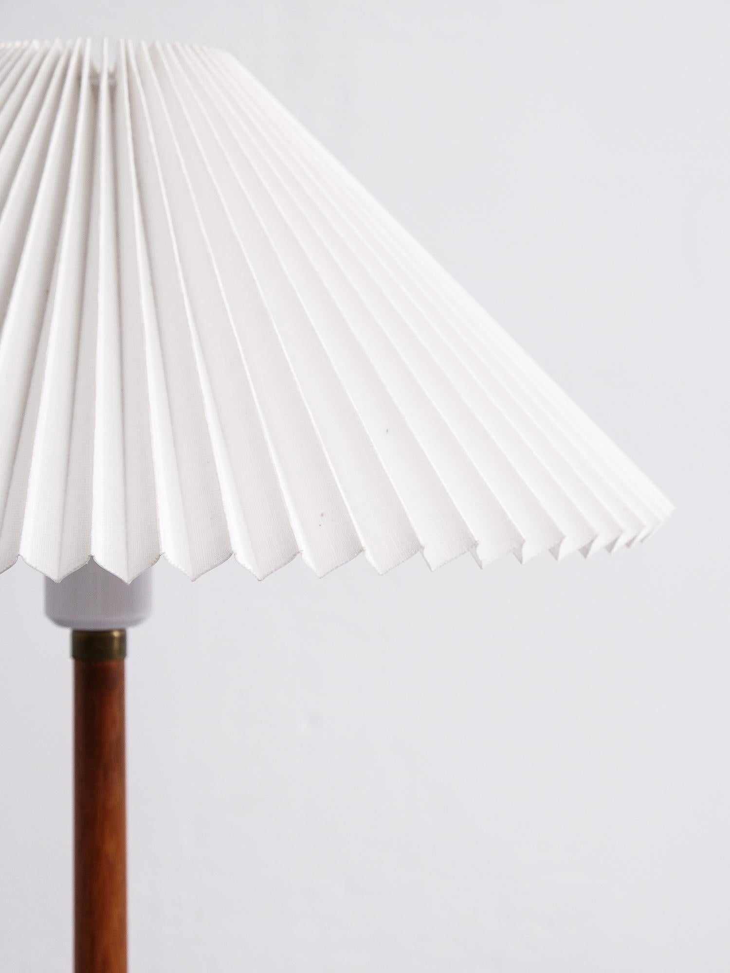 Mid-20th Century Oak Floor Lamp by Uno and Östen Kristiansson for Luxus, Vittsjö, 1960s