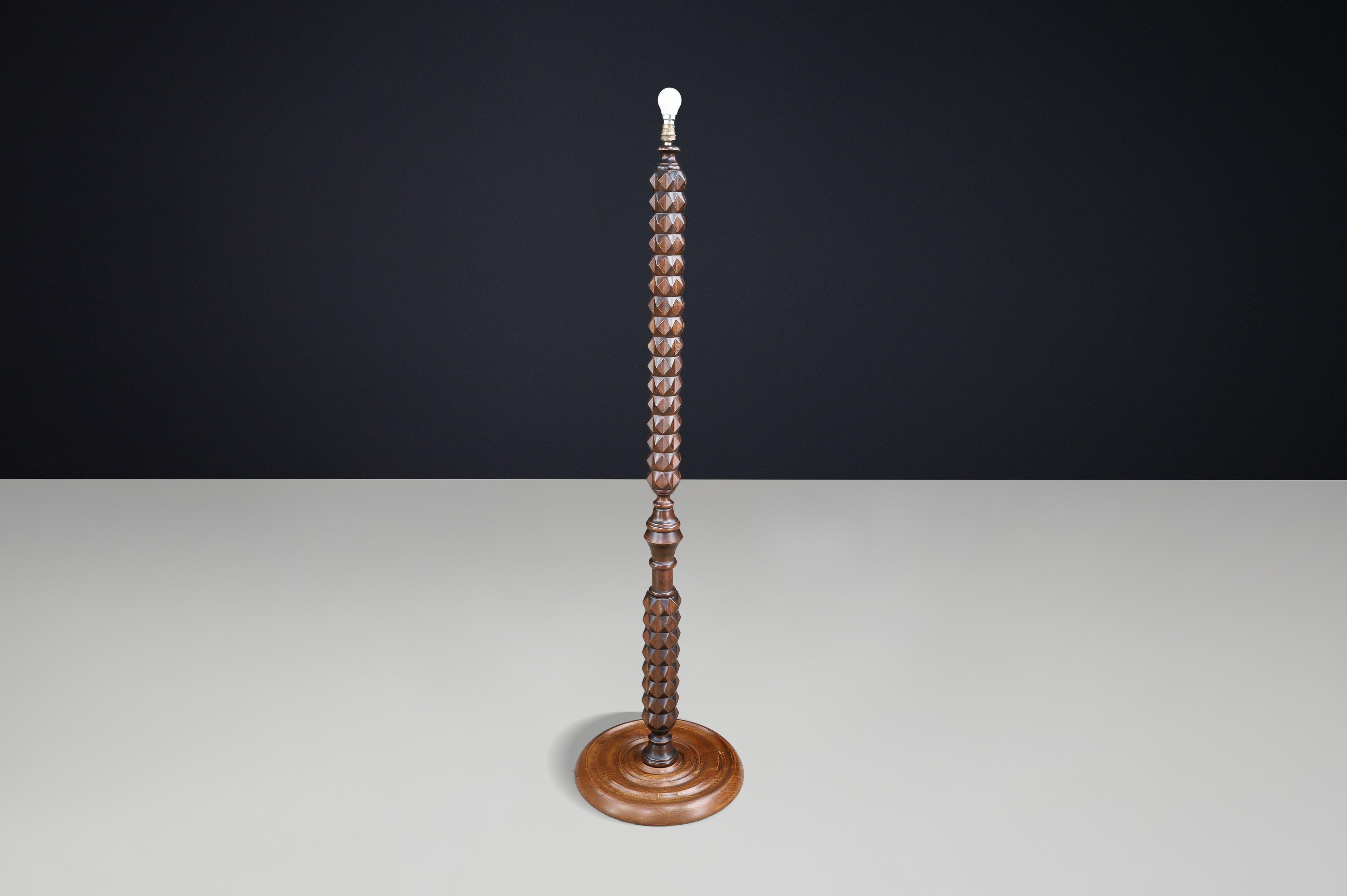 Lámpara de pie de roble al estilo de Charles Dudouyt, Francia, años 40 siglo XX en venta