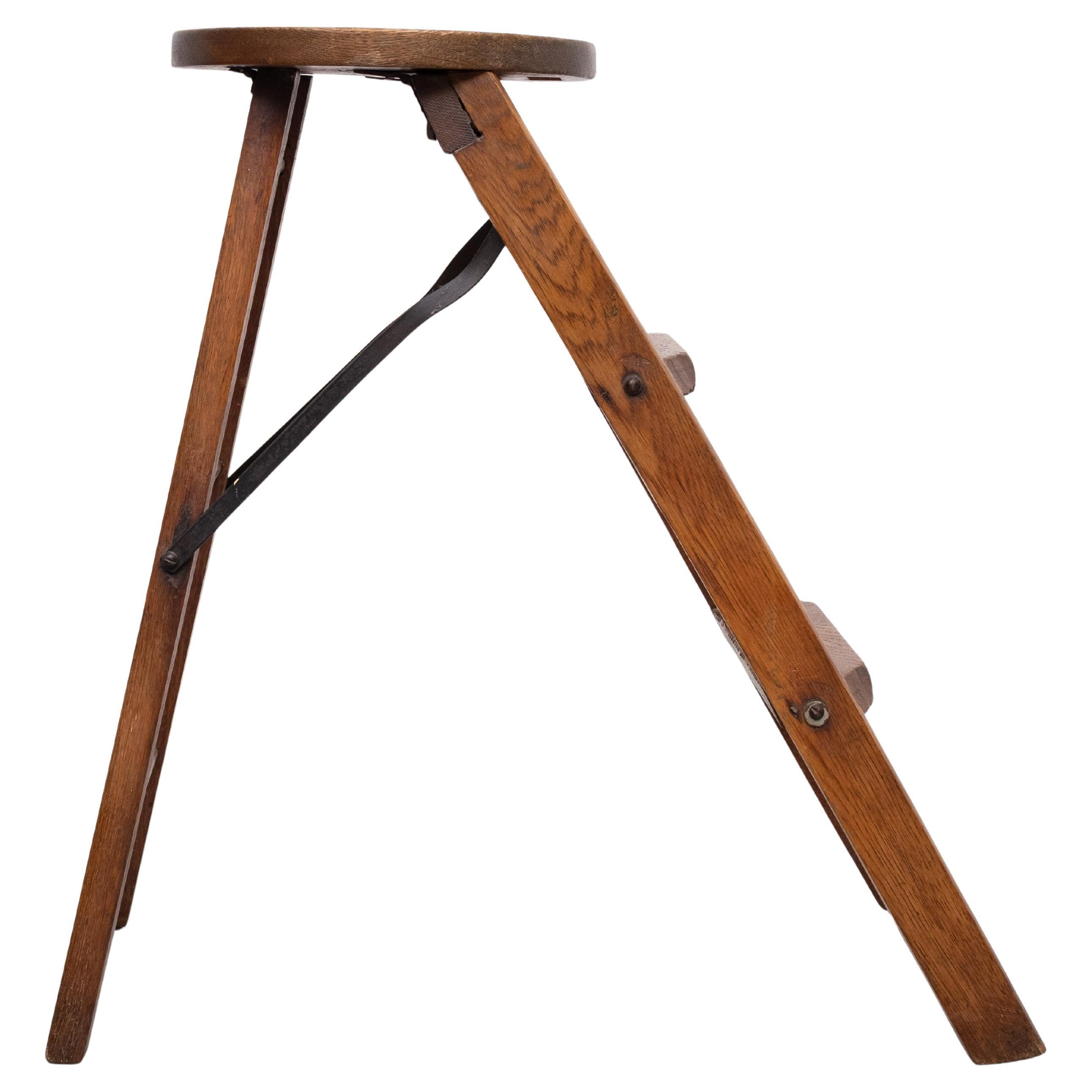 Charmant escalier ou tabouret de bibliothèque fabriqué à la main dans les années 1950.
Chêne massif . belle pièce . solide à . unique . pliant .
 hauteur d'assise 60 cm .
