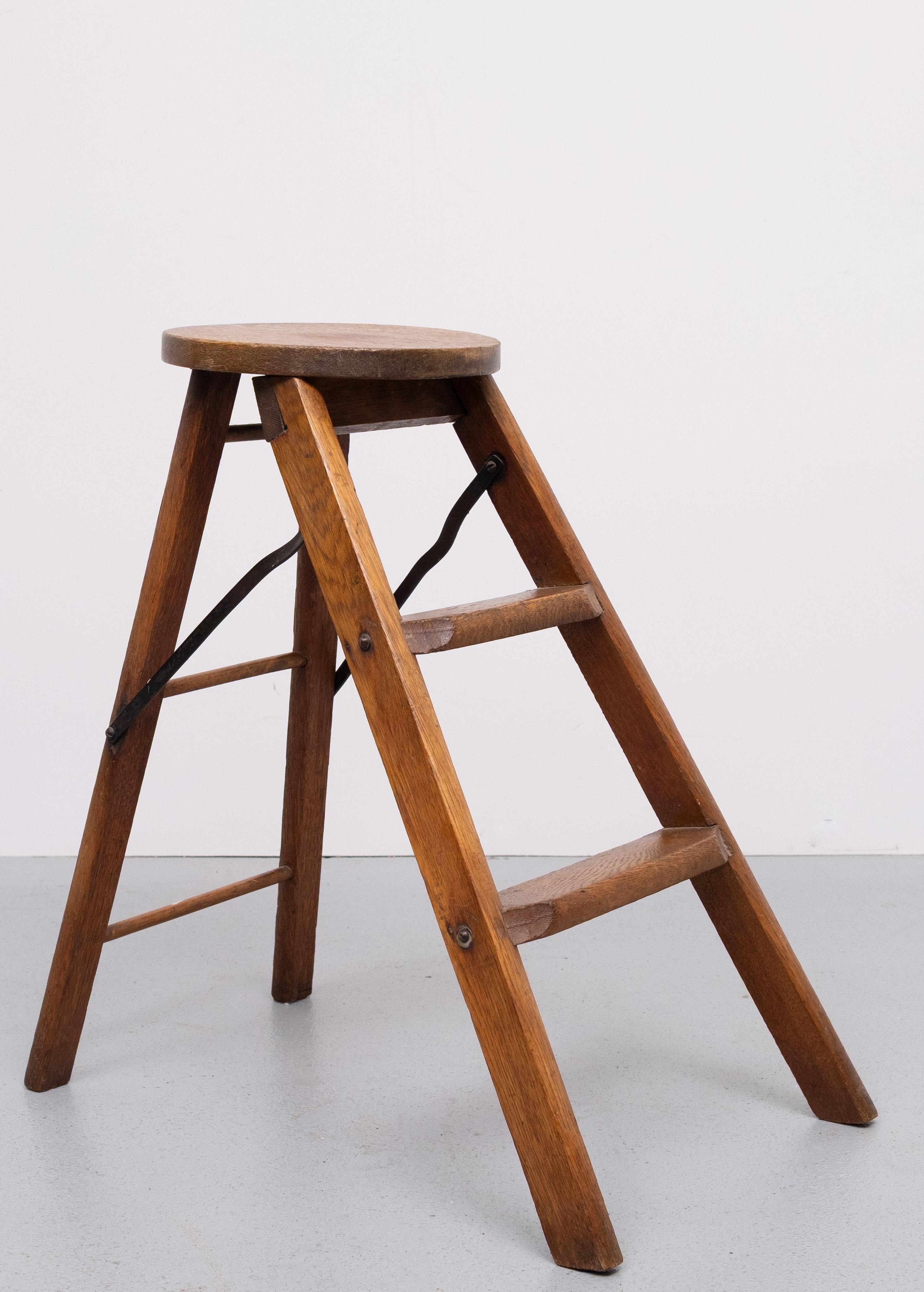 Escalier de bibliothèque ou tabouret pliant en Oak 1950s Holland Bon état - En vente à Den Haag, NL