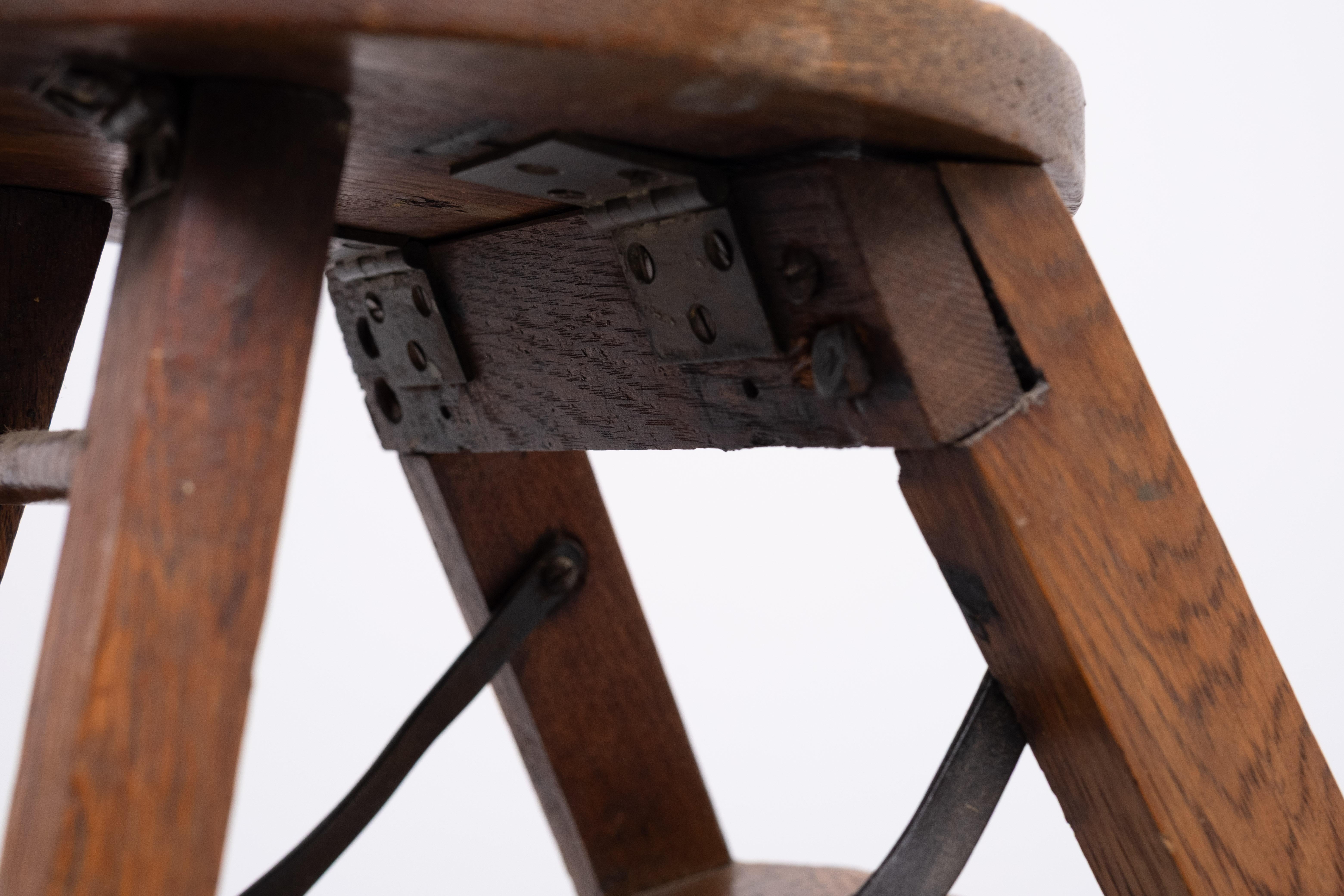 Milieu du XXe siècle Escalier de bibliothèque ou tabouret pliant en Oak 1950s Holland en vente
