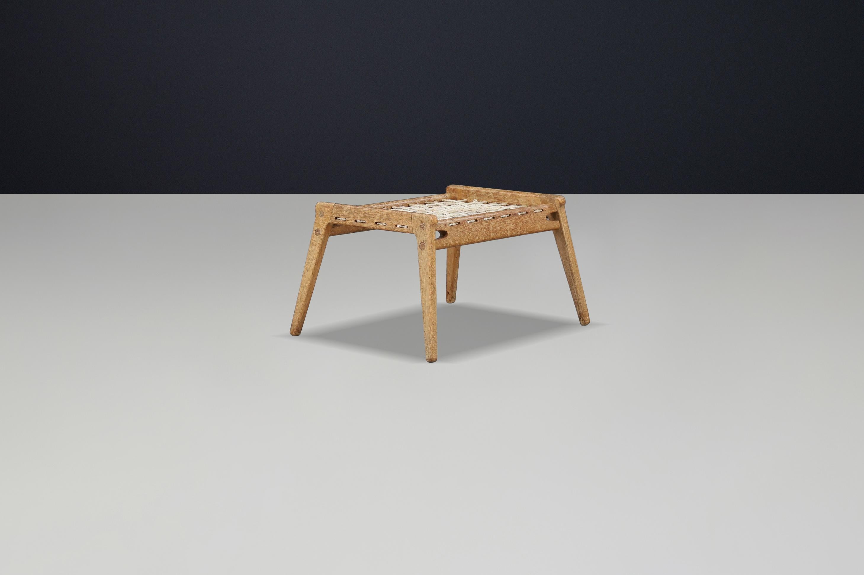 Eichenfußhocker von Heinz Heger für PGH Erzgebirge, Annaberg-Buchholz, 1960er Jahre

Ein seltener handgefertigter Eichenhocker, entworfen von Heinz Heger für die PGH Erzgebirge Arts and Crafts in Annaberg-Buchholz, Ostdeutschland, aus den 1960er