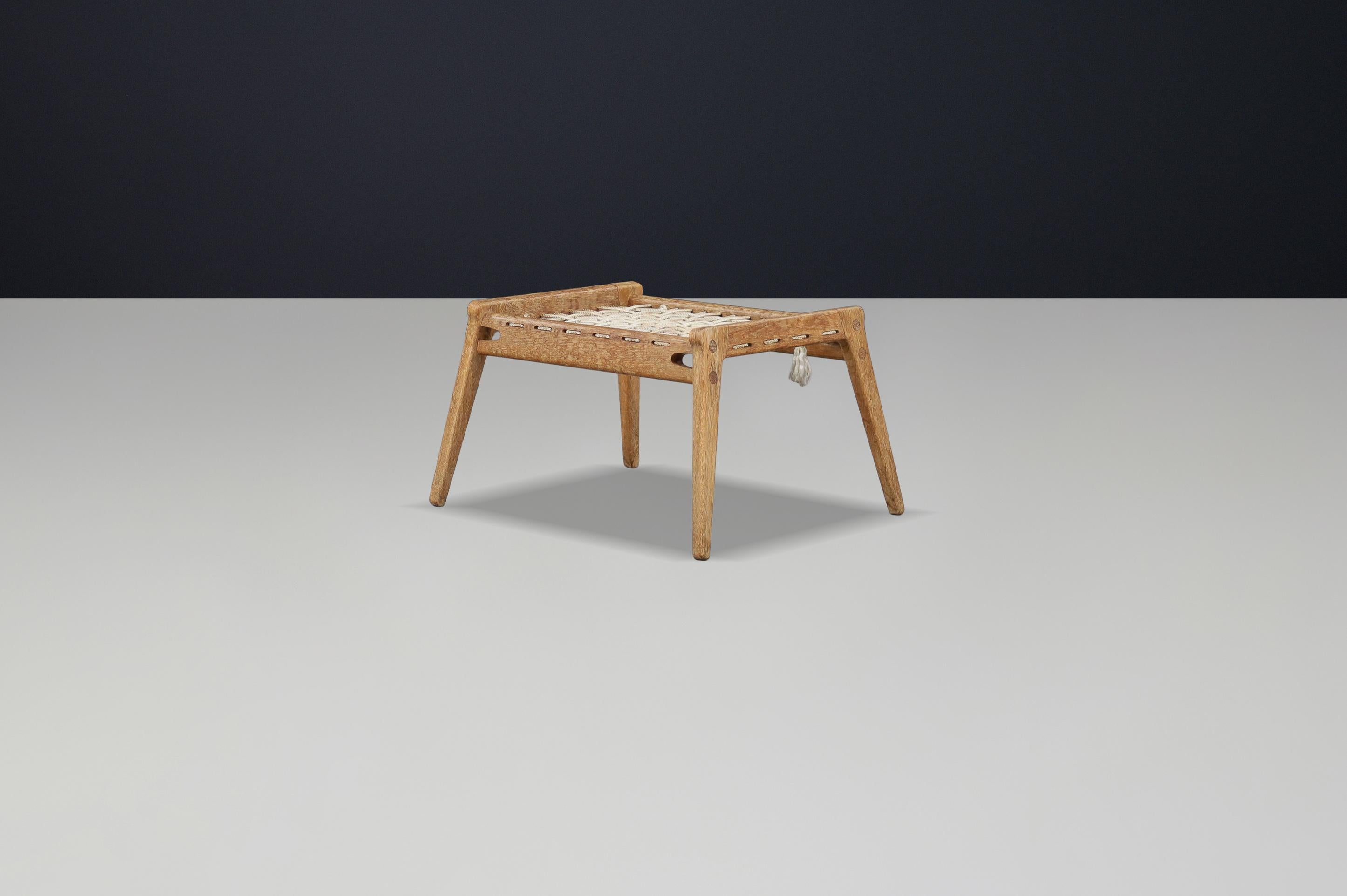 Eichenfußhocker von Heinz Heger für PGH Erzgebirge, Annaberg-Buchholz, 1960er Jahre im Zustand „Gut“ im Angebot in Almelo, NL