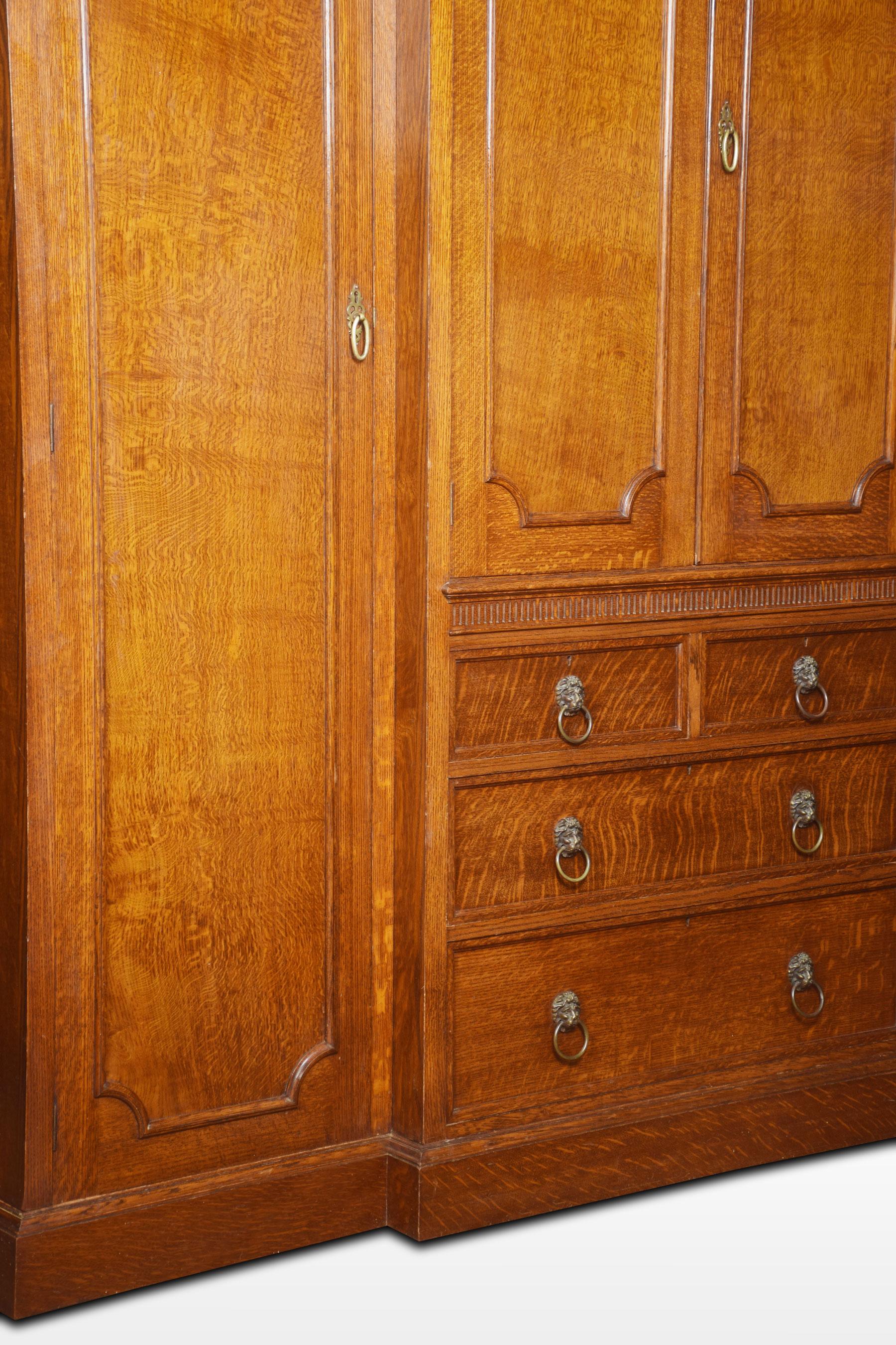 Oak Four Door Breakfront Compact Wardrobe 3