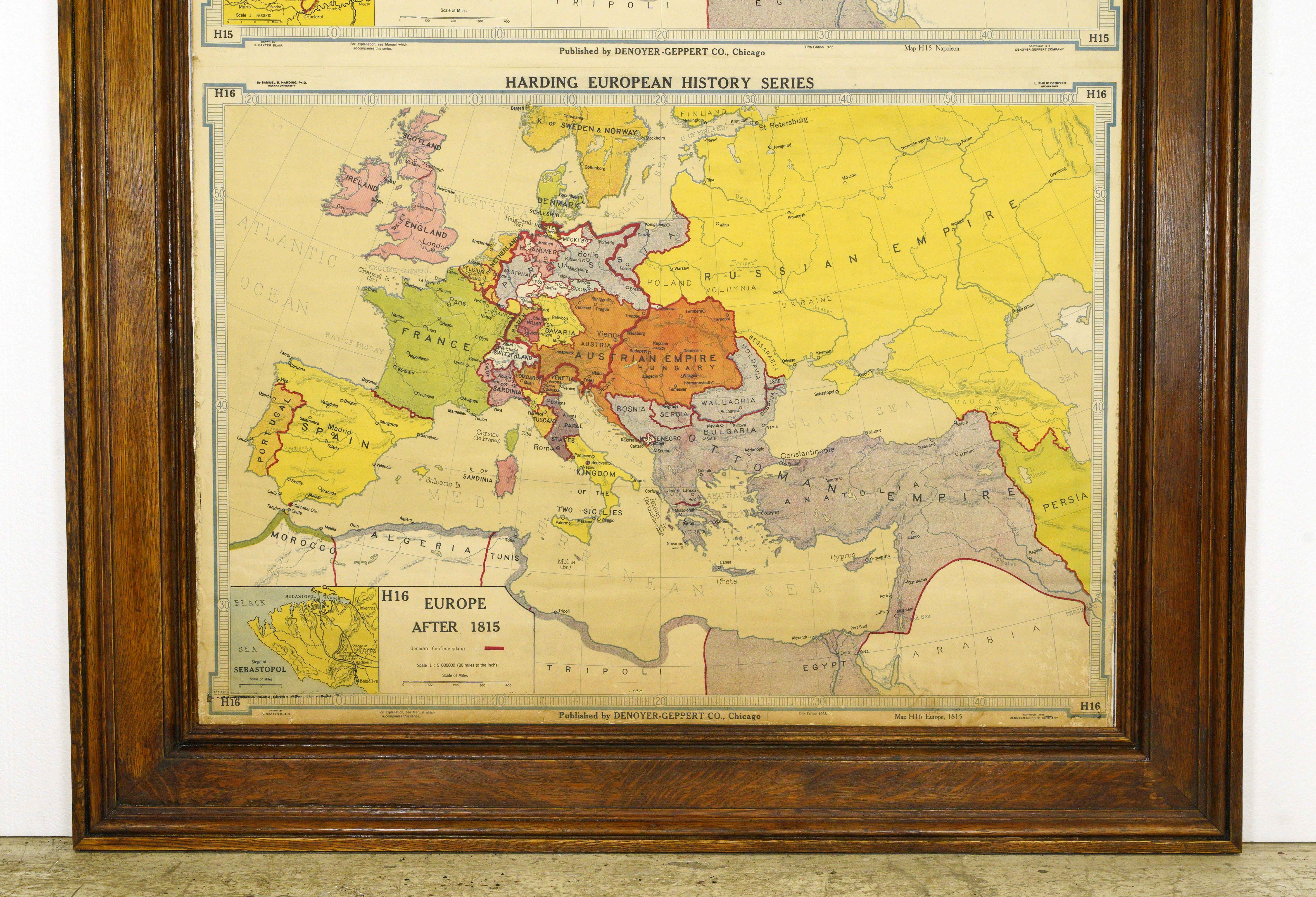 Eine antike Landkarte, die kürzlich mit aufgearbeiteten Eichenleisten zu einem Rahmen verarbeitet wurde. Die Karte ist Teil der Harding European History Series und zeigt Europa von 1810-1815 zur Zeit Napoleons. Dieses Einzelstück wurde in unserem