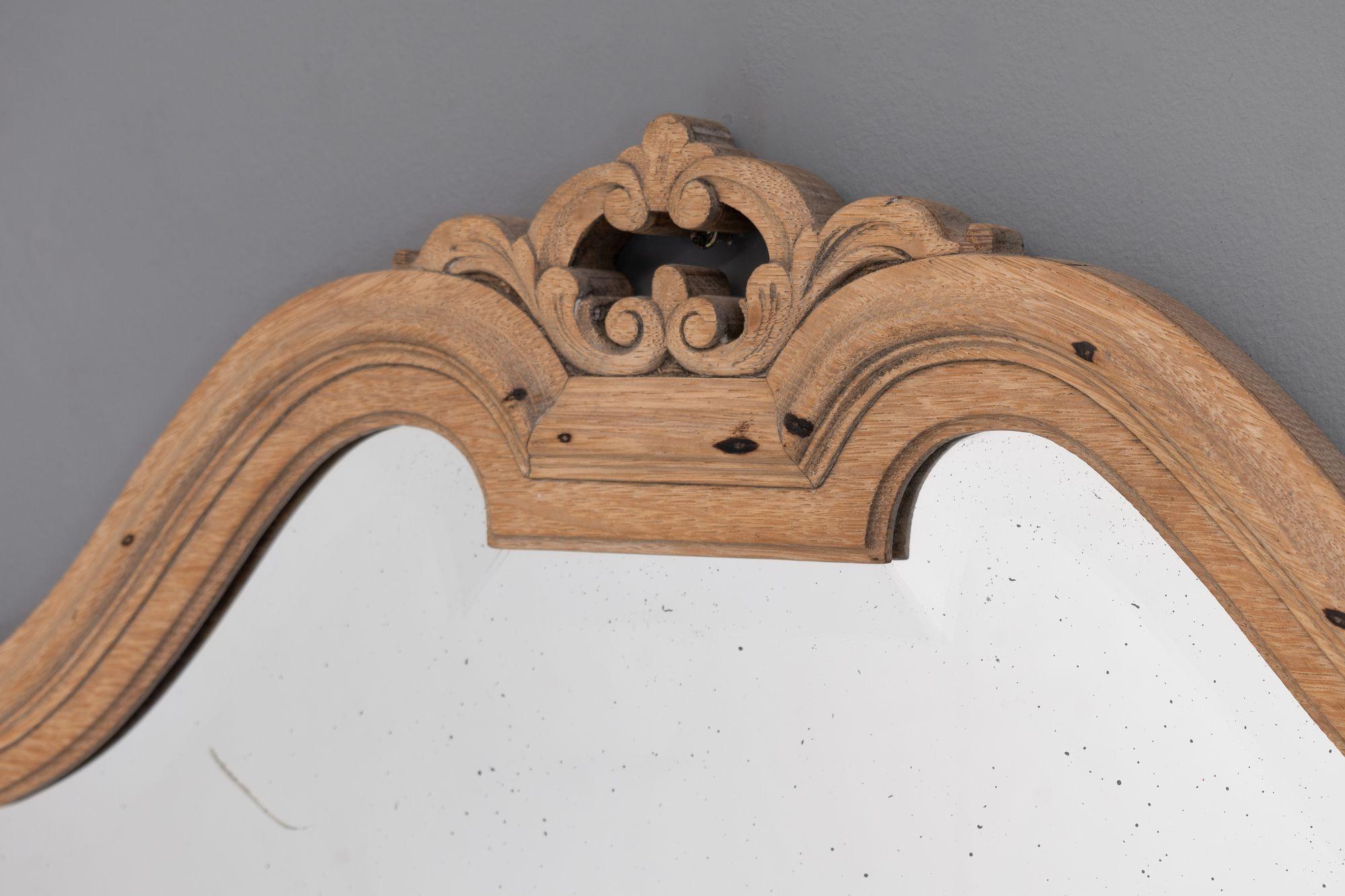 Specchio sagomato con cornice in Oak e lastra di vetro smussato originale. Circa 1900

H. H. x L. 74 cm. x P. 4 cm.