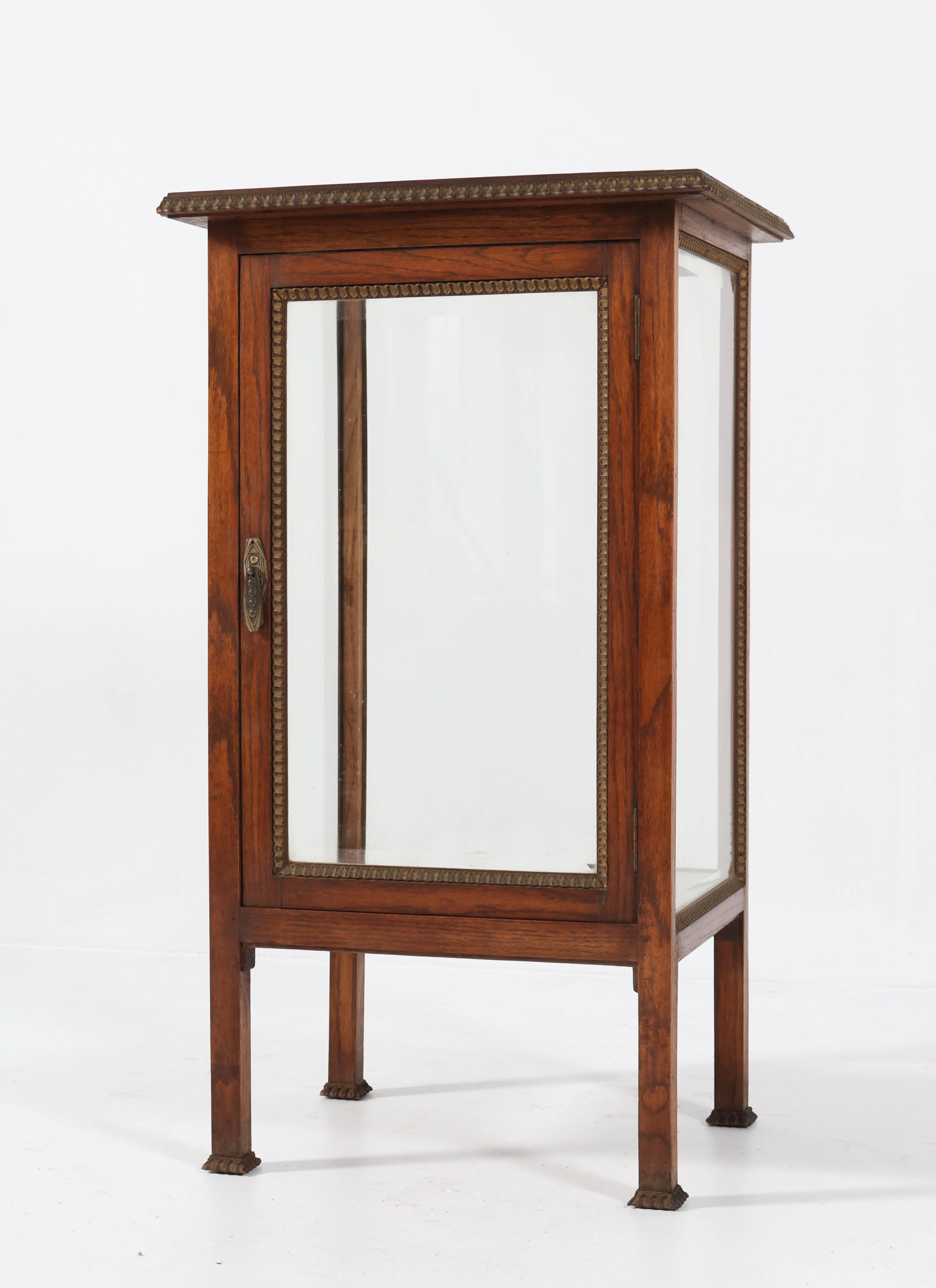 Oak French Art Deco Display Cabinet with Beveled Glass, 1930s In Good Condition For Sale In Amsterdam, NL