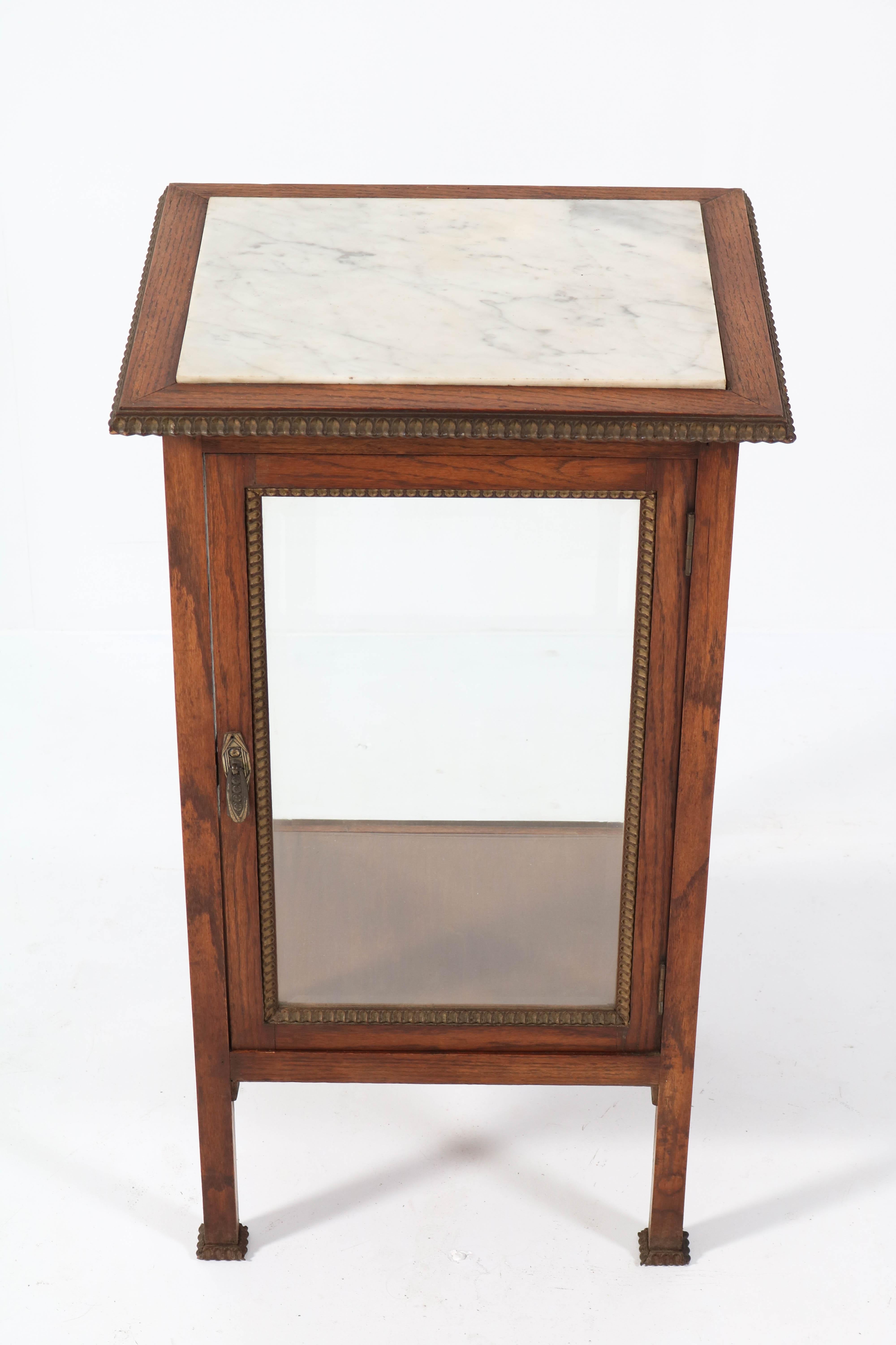 Oak French Art Deco Display Cabinet with Beveled Glass, 1930s For Sale 1