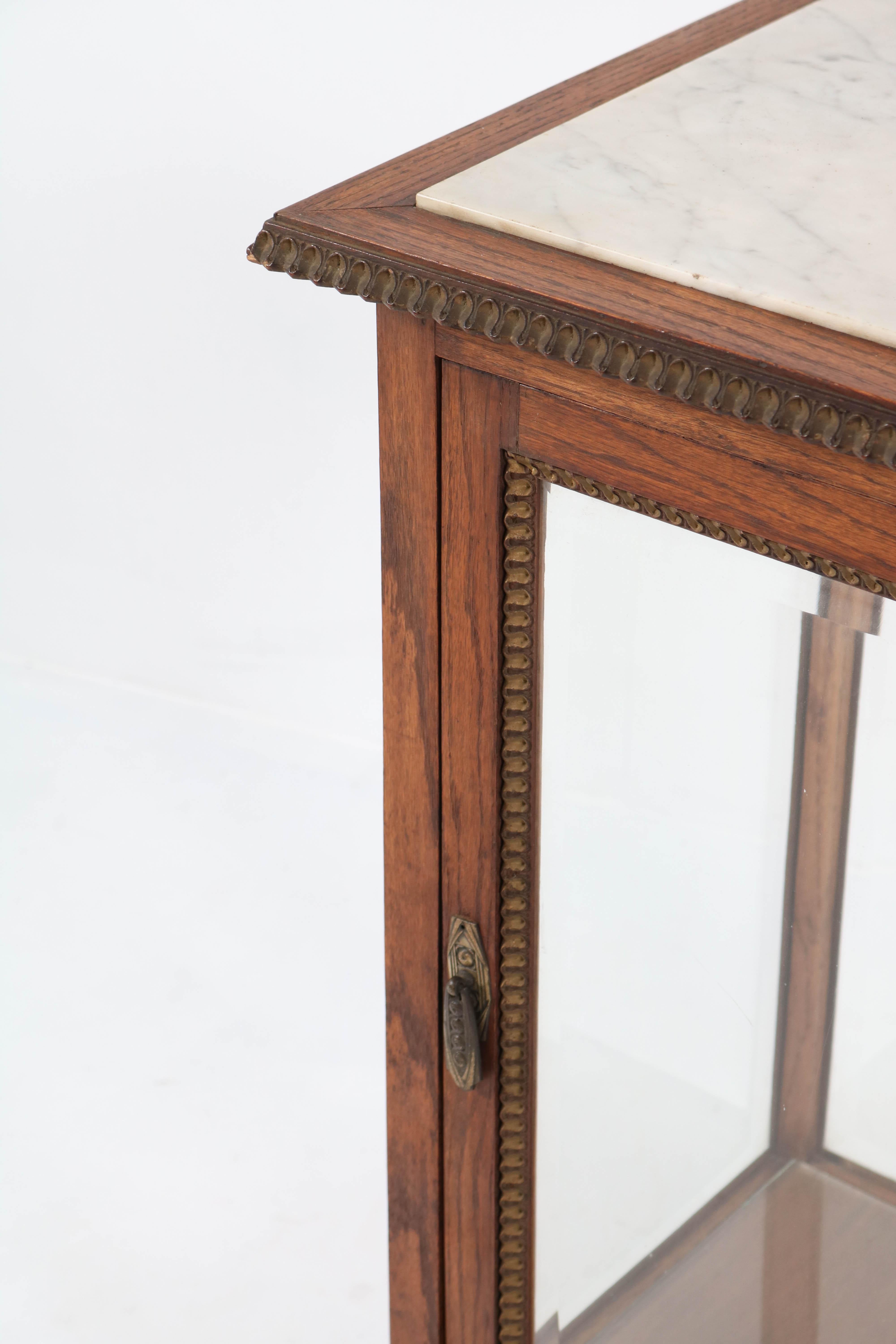 Vitrine Art déco française en chêne avec verre biseauté, années 1930 en vente 1