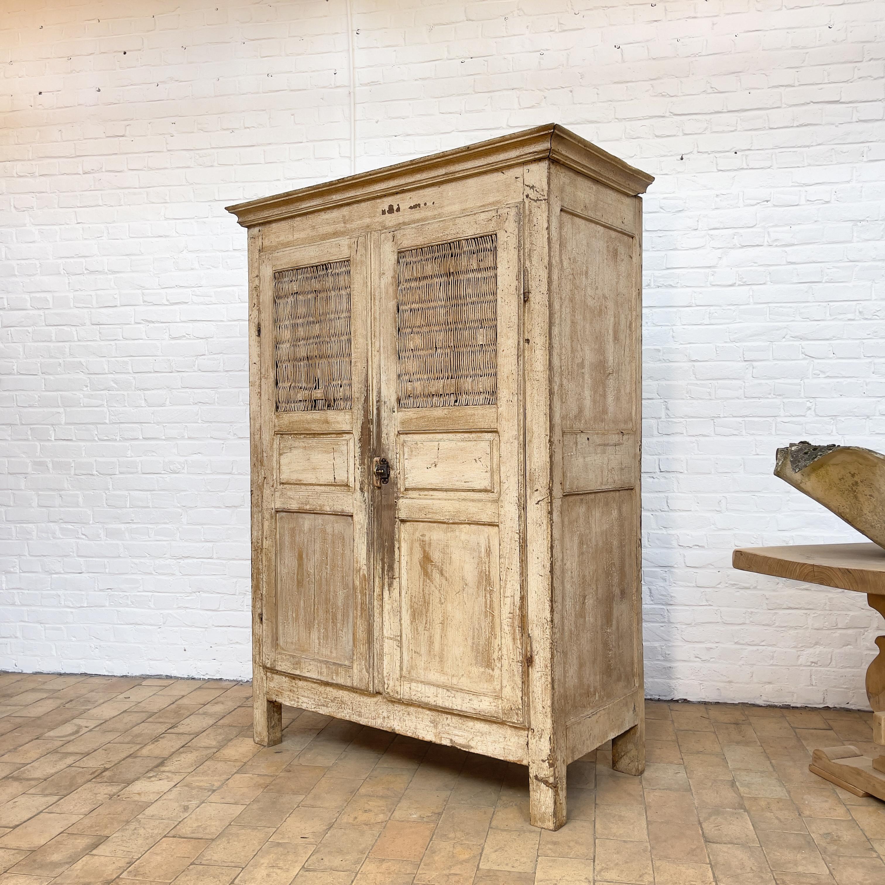 Oak French Cabinet 2 doors 18th
Original patina
Interior shelves
Good condition.