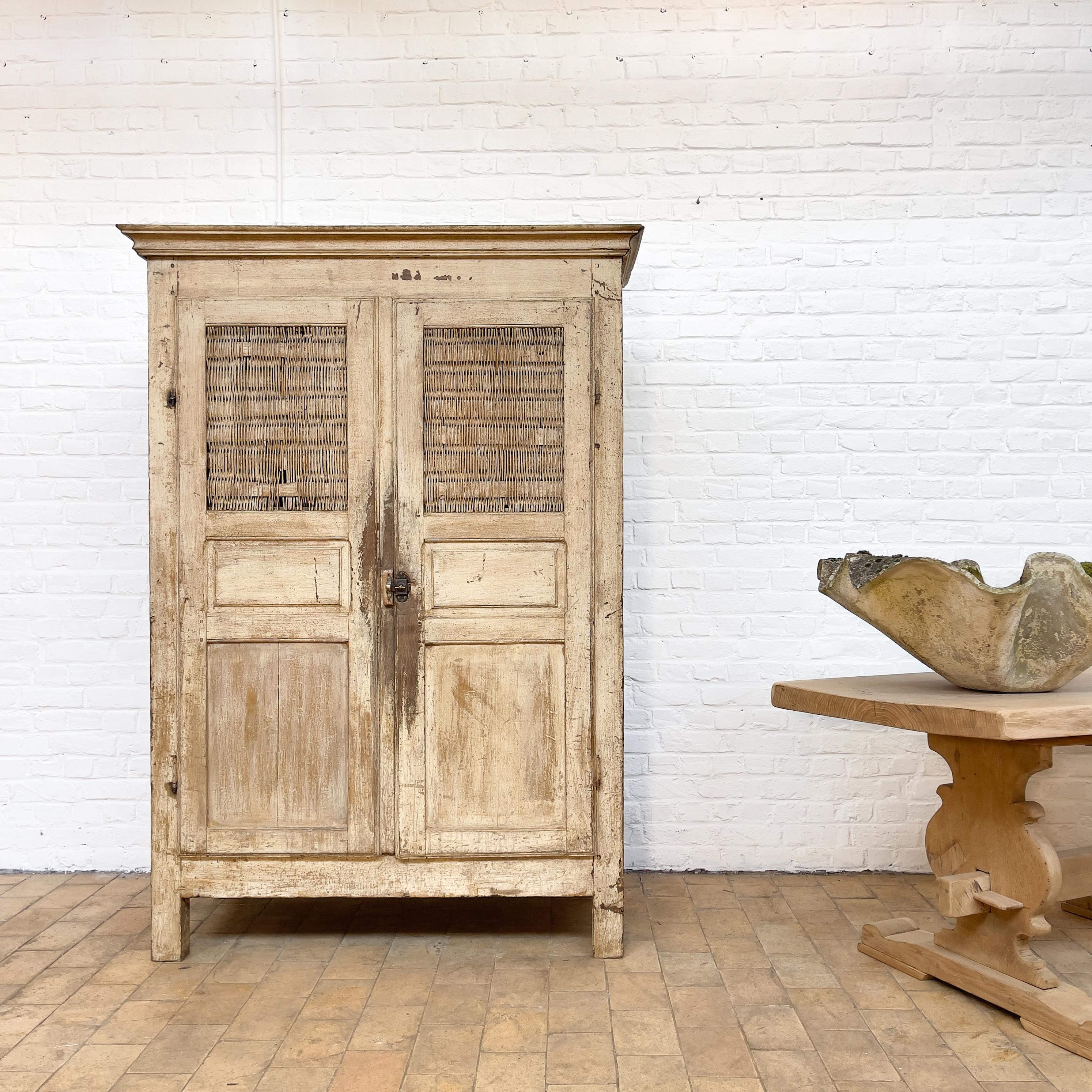 Oak French Cabinet 2 Doors 18th In Good Condition For Sale In TOURCOING, FR