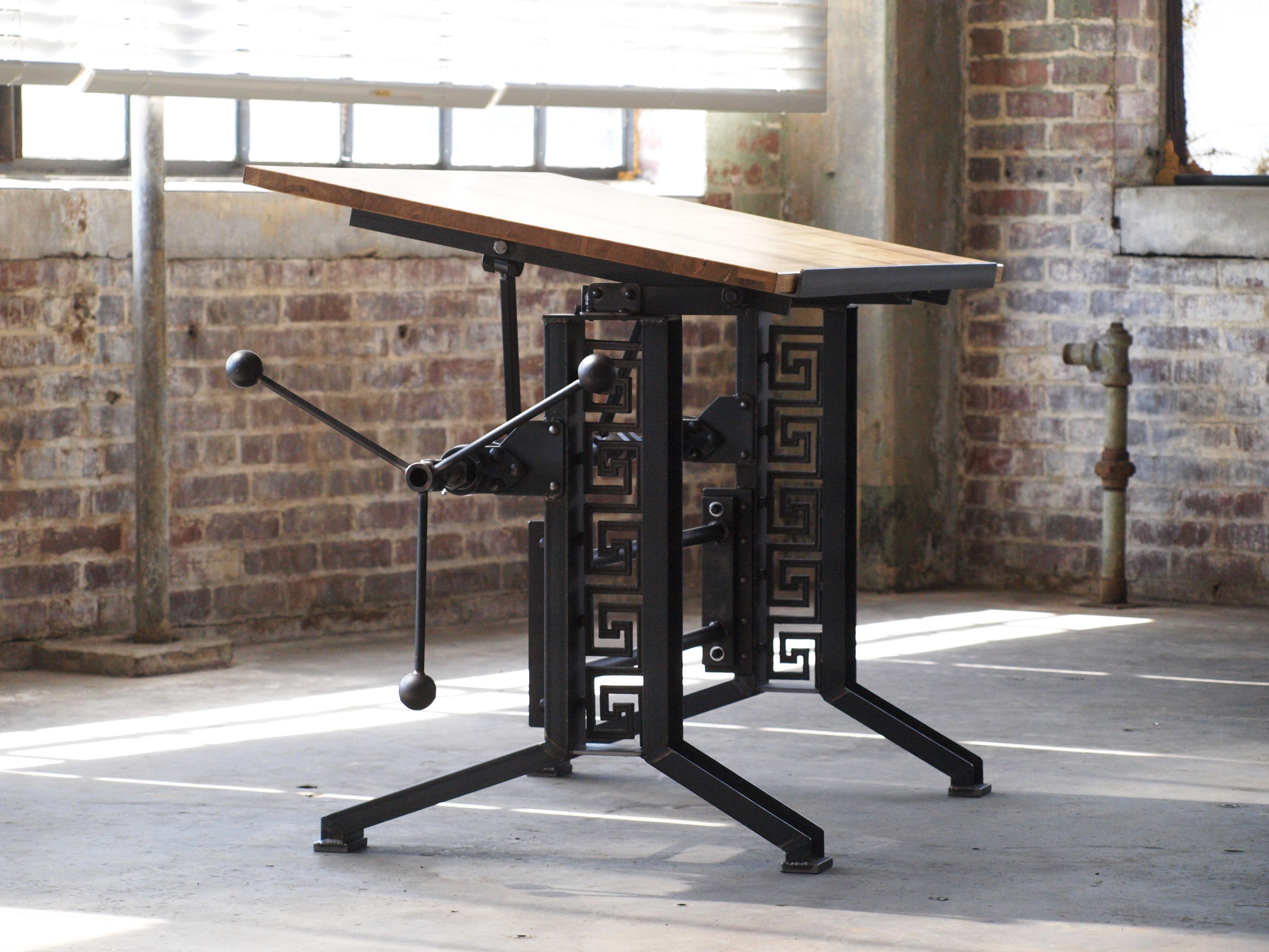 Der Drafting Table mit französischer Eichenplatte ist ein durchdachtes und fachmännisch gefertigtes Möbelstück. Hergestellt in den USA und unter Verwendung von überwiegend einheimischen Materialien wie Eichenholz und Stahl, verkörpert er eine