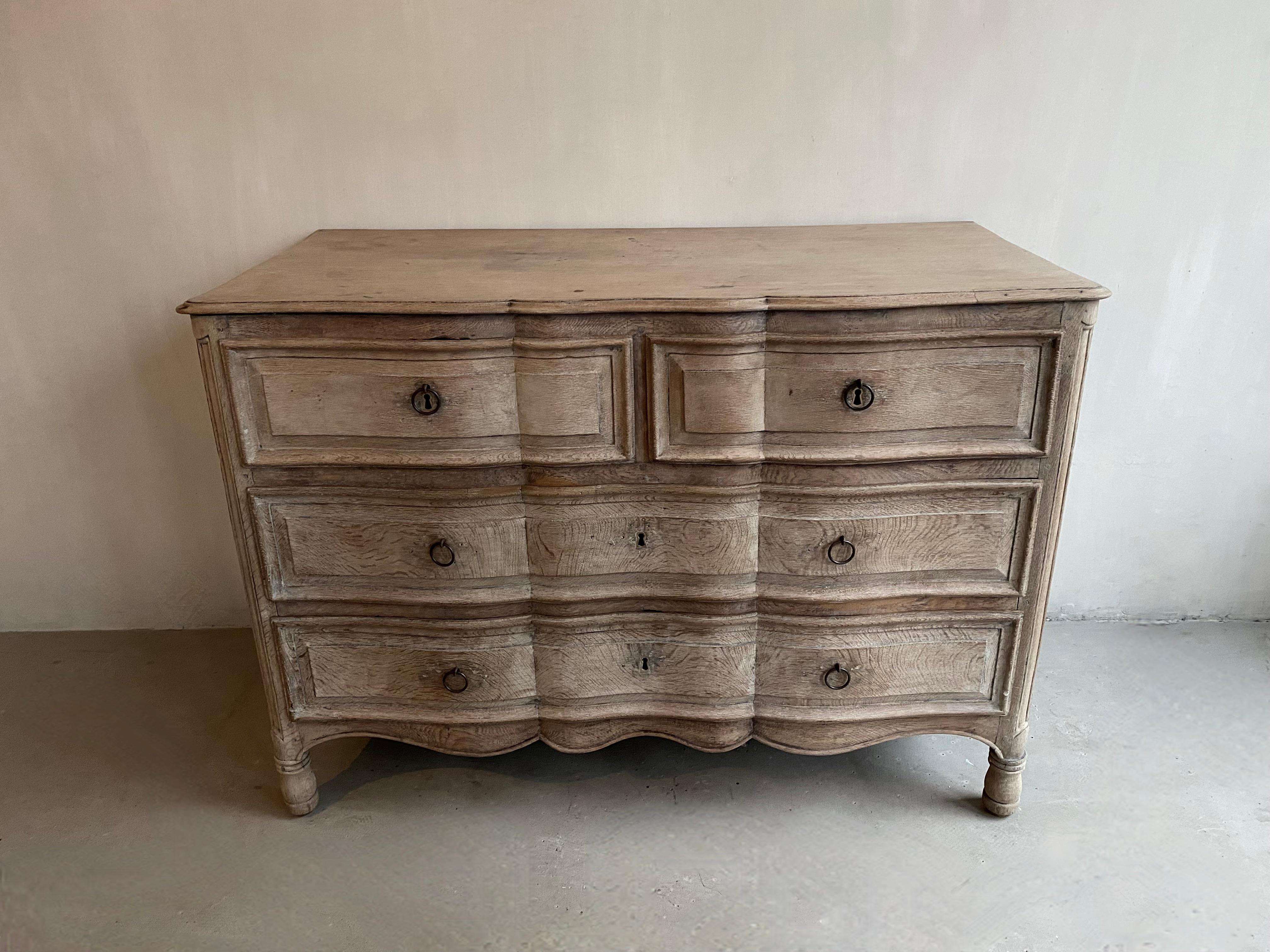 A beautiful oak galbé chest of drawers, bleached and so it has a light gray color.

This sober piece is original craftsmanship and fits into any interior.
The curvature of the drawers gives it a special character.

Unique simplicity!.

We