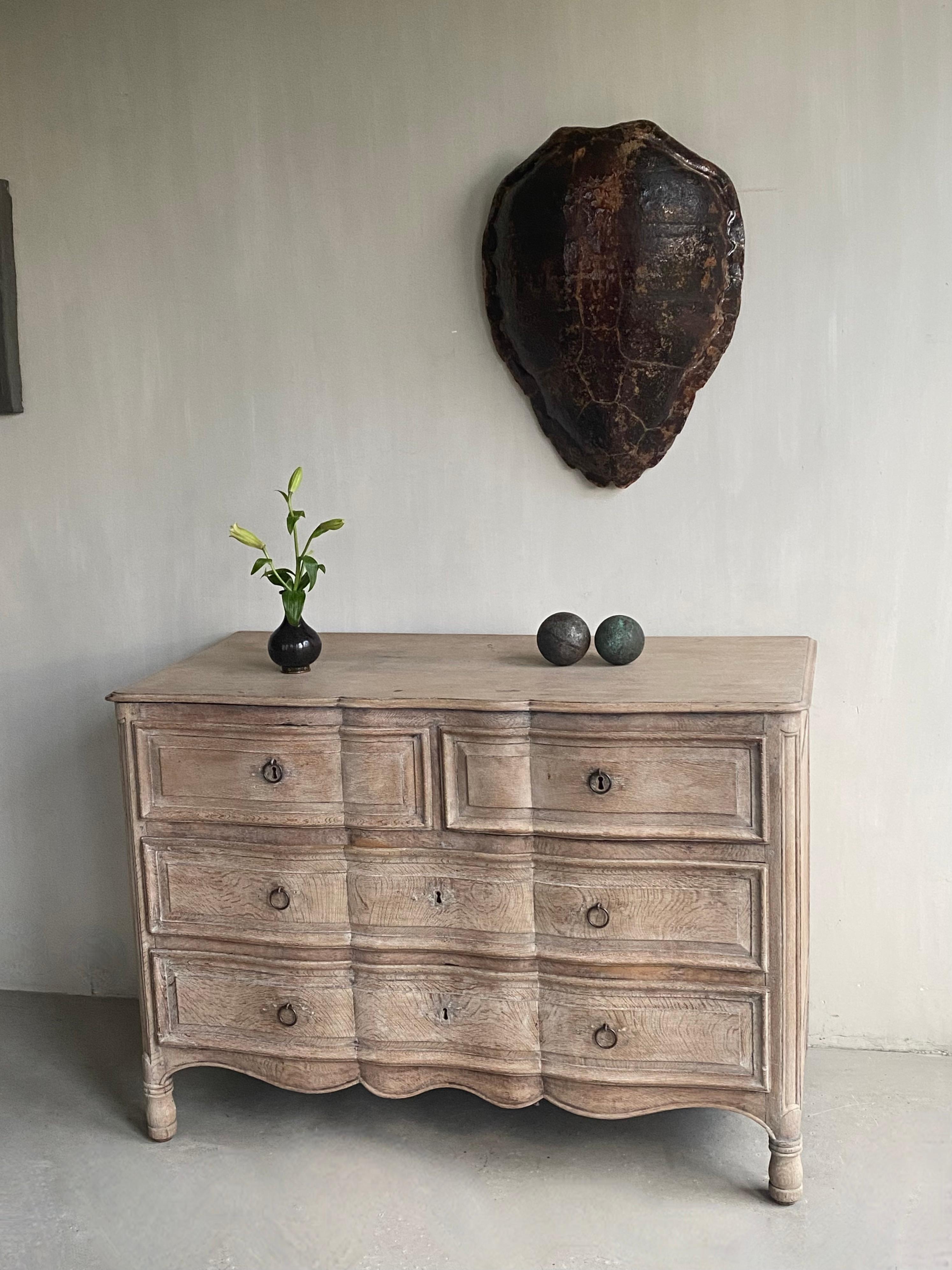 Oak Galbé Commode 18th C In Good Condition In Nijlen, BE