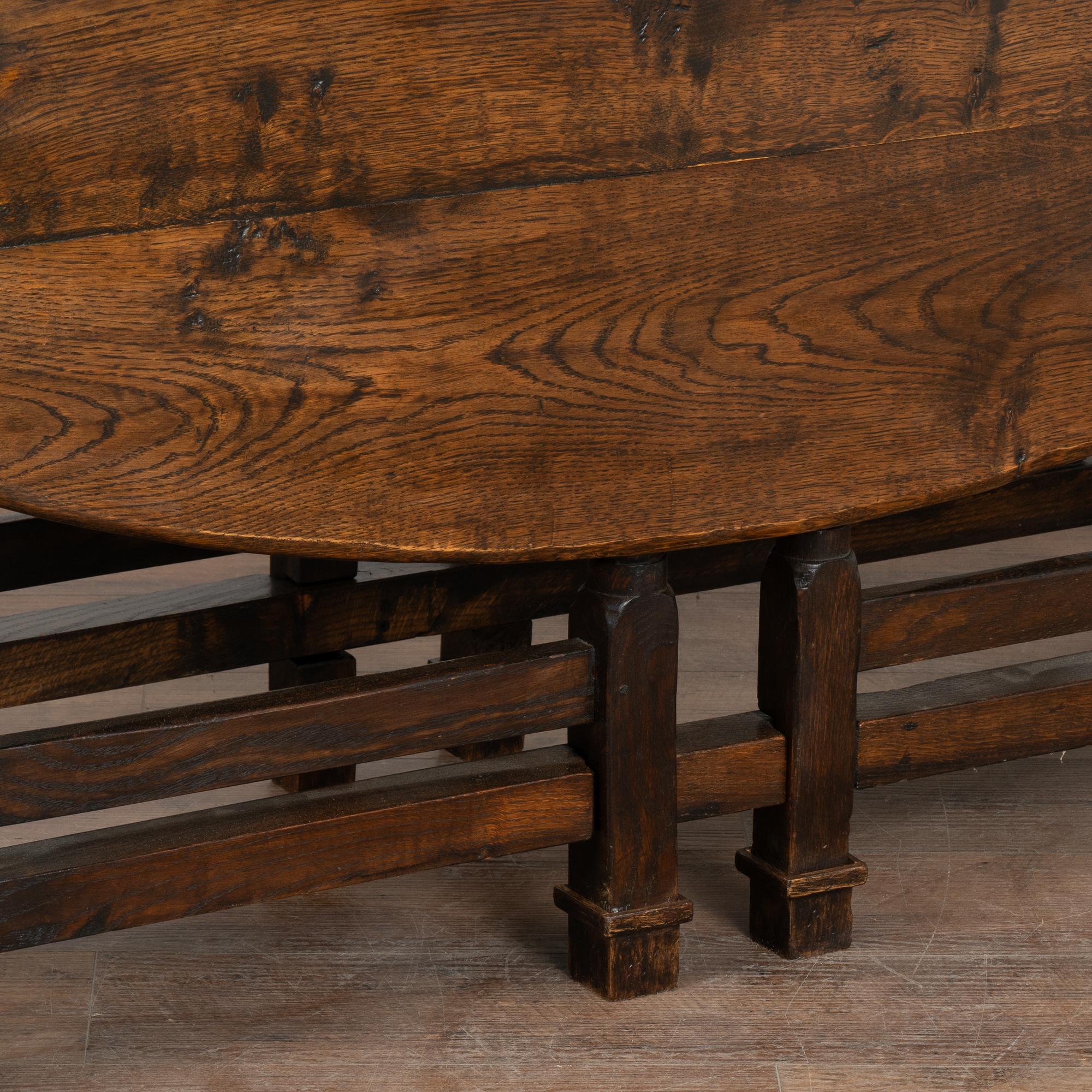Oak Gate Leg Drop Leaf Wake Dining Table, England circa 1880-1900 In Good Condition For Sale In Round Top, TX
