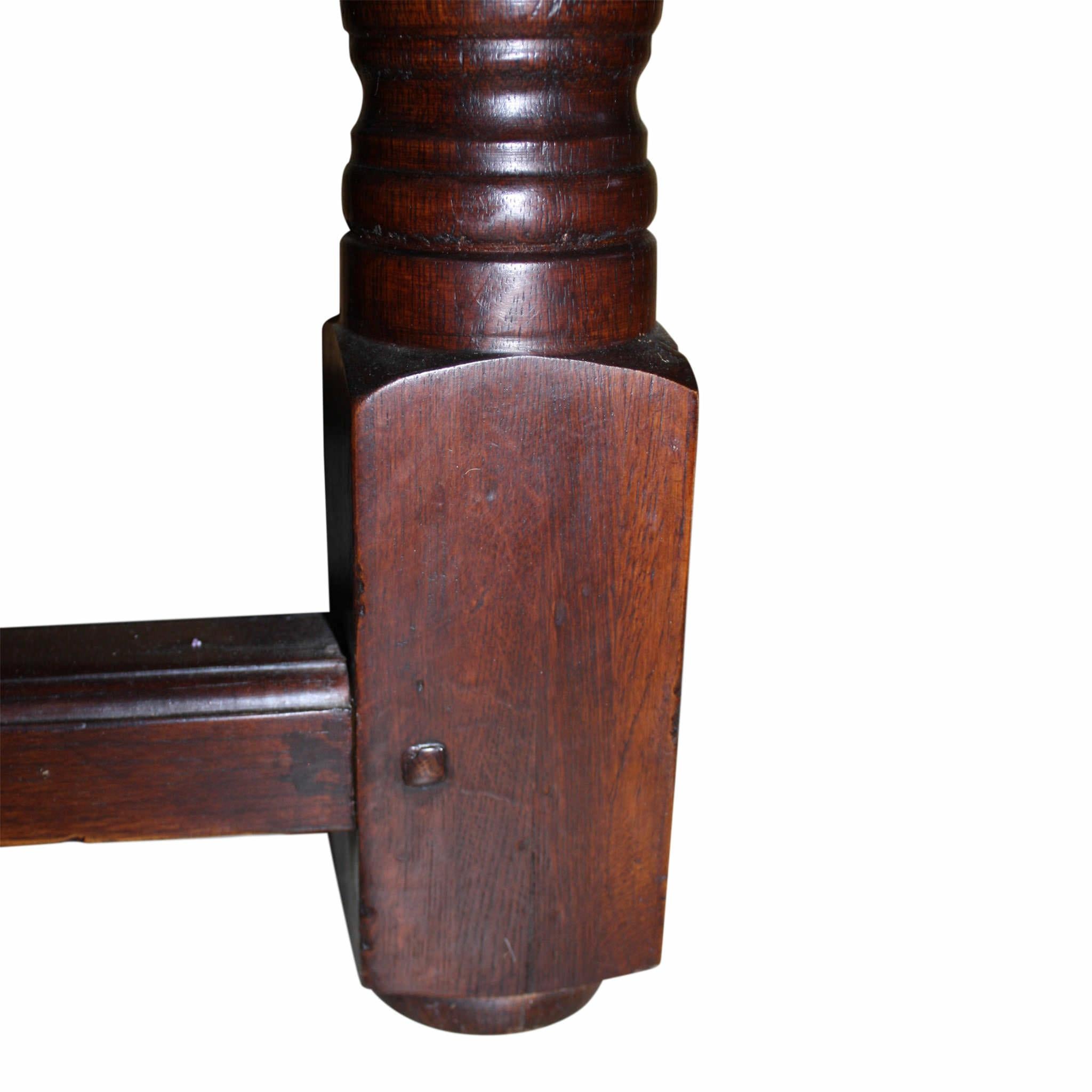 Eichenholztisch mit Torbein:: um 1930 im Zustand „Gut“ in Evergreen, CO