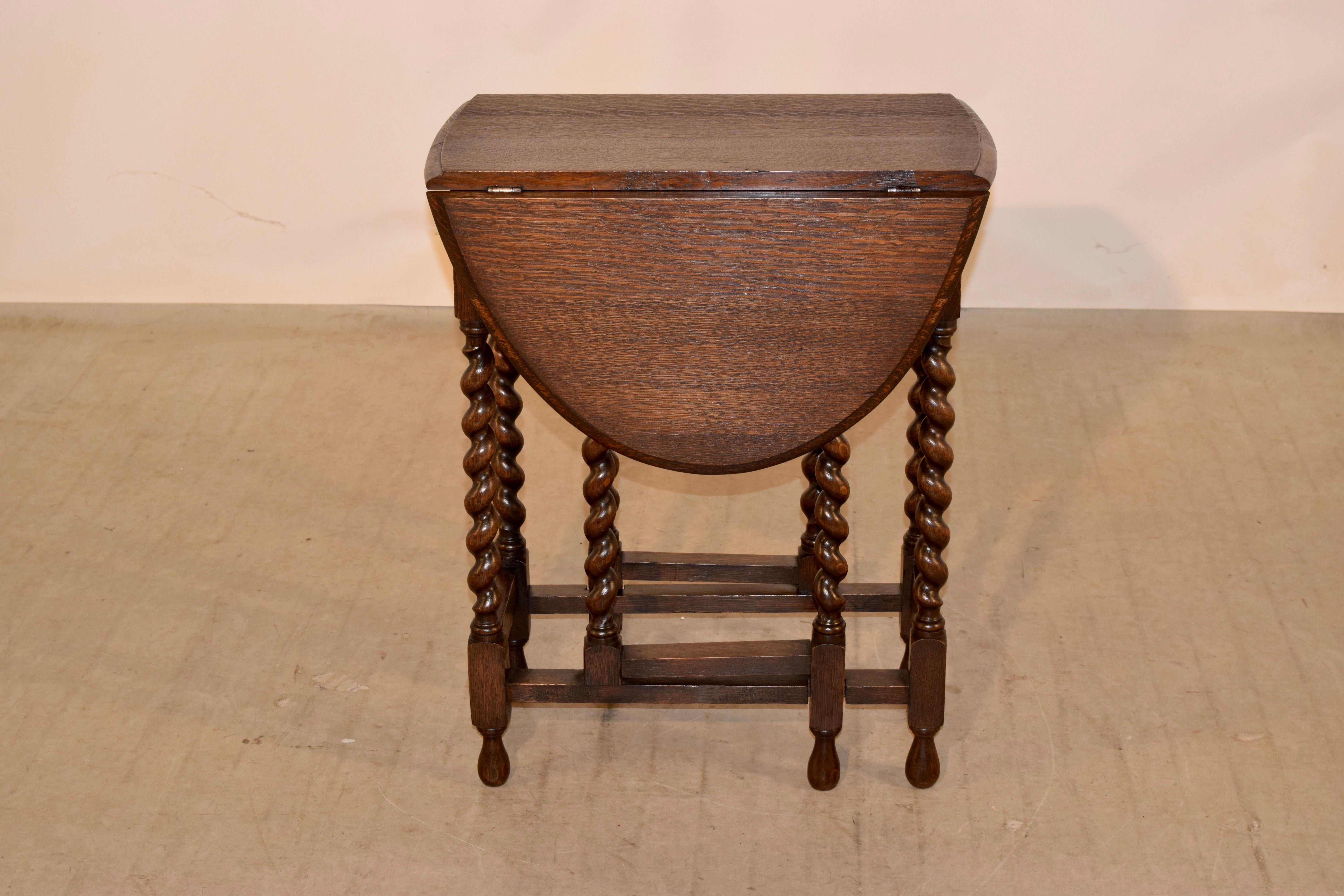 Oak Gateleg Side Table, circa 1900 In Good Condition In High Point, NC