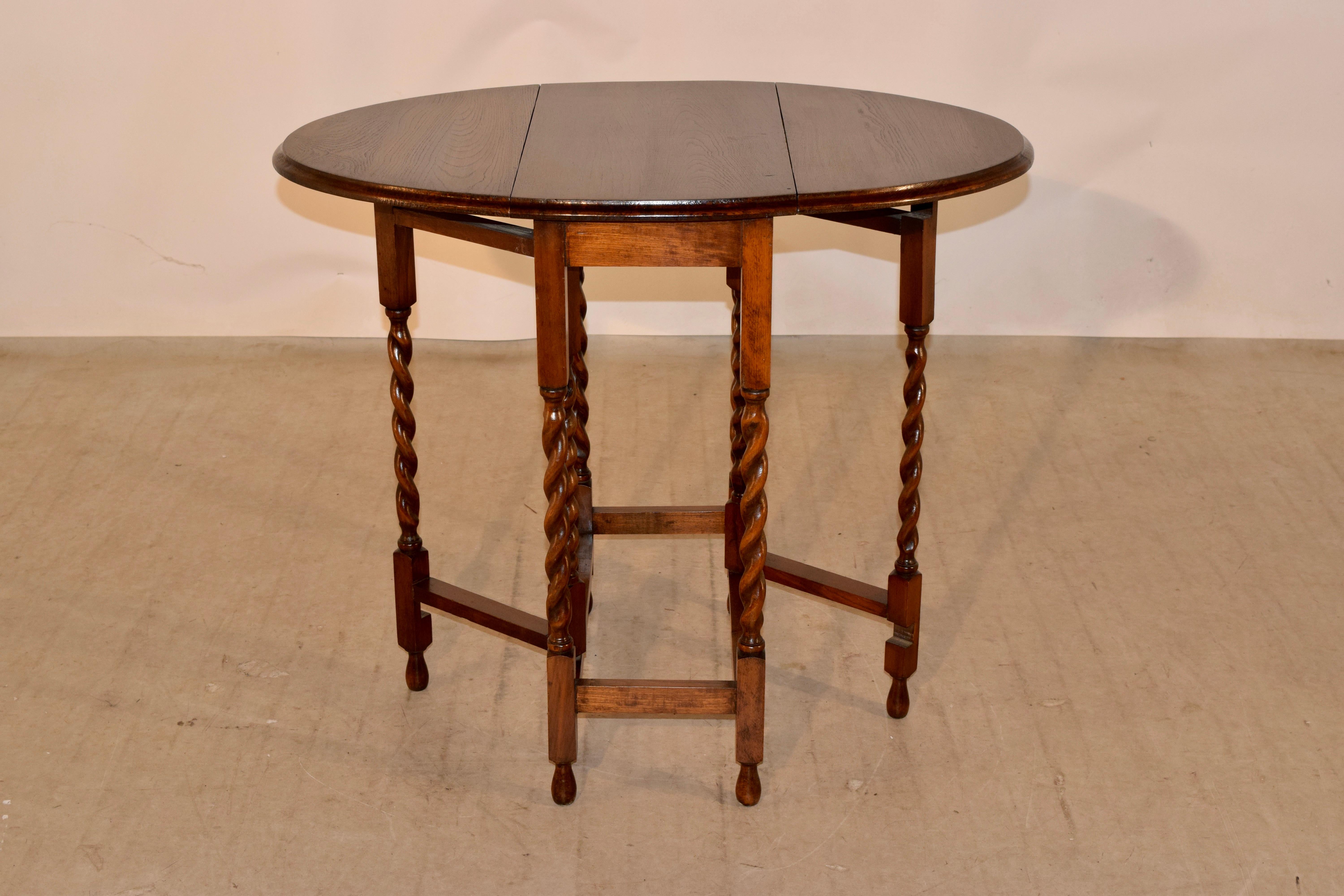 Oak Gateleg Side Table, circa 1900 In Good Condition In High Point, NC