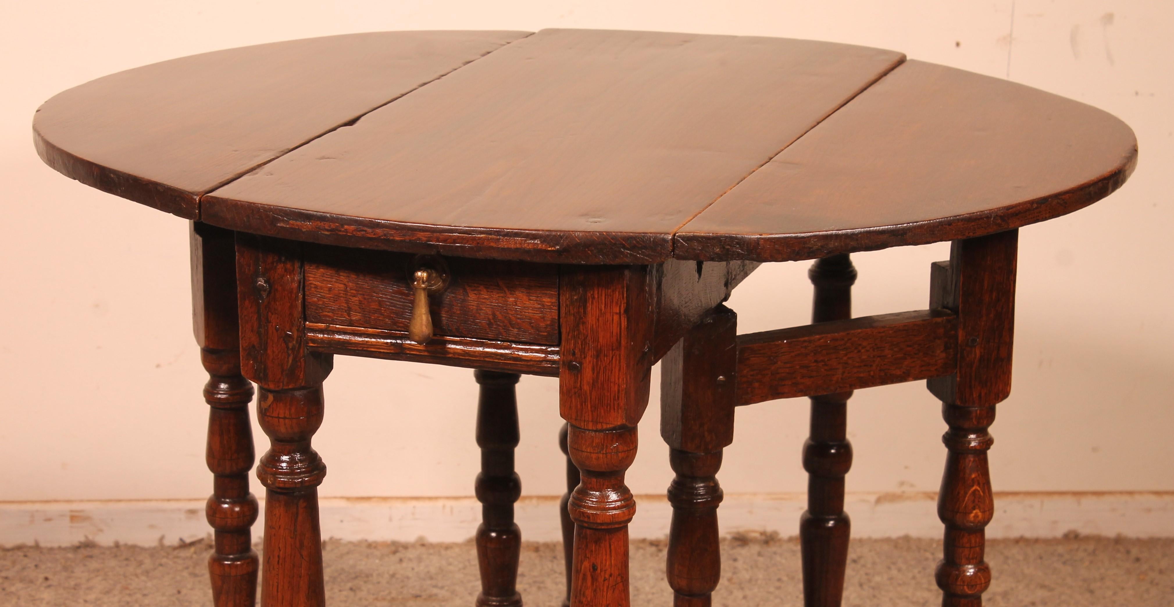 Lovely little oak table from the beginning of the 18th century from England called Gateleg table

Very nice little table which has a superb turning and a drawer in the belt

the table can be used as an decorative table, as a small closed console