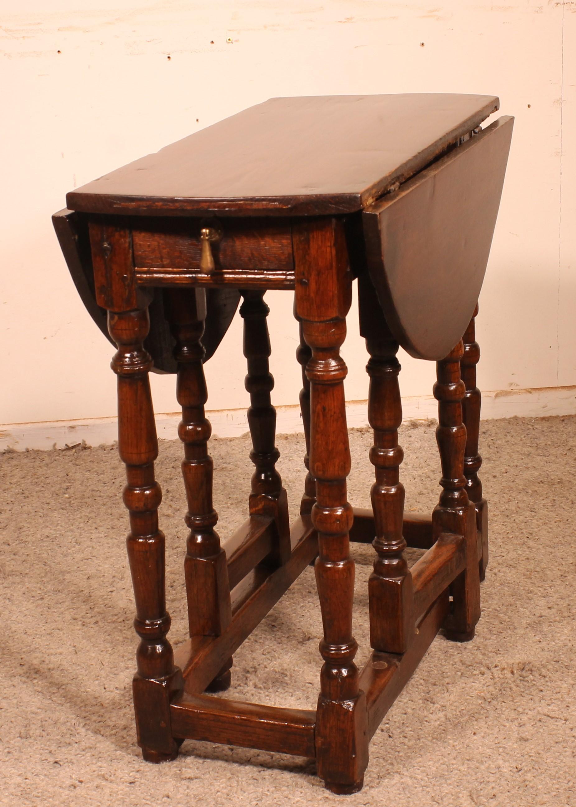 Oak Gateleg Table Early 18th Century In Good Condition For Sale In Brussels, Brussels
