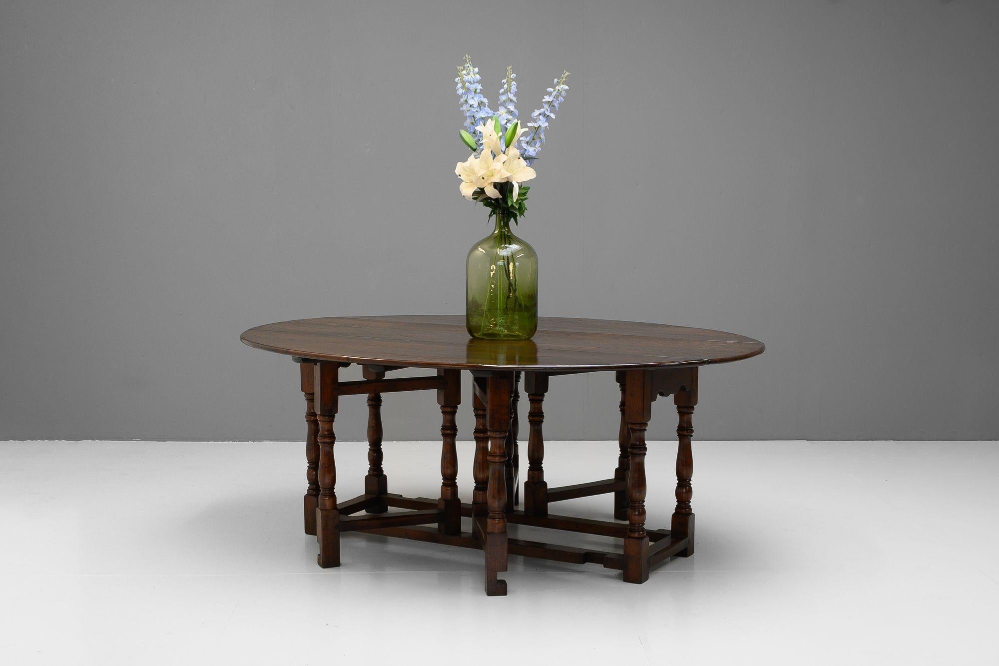 Table de salle à manger en chêne à deux pieds.
K.K. Circa 1960.
H 77cm x L 194cm x P 51cm/153cm