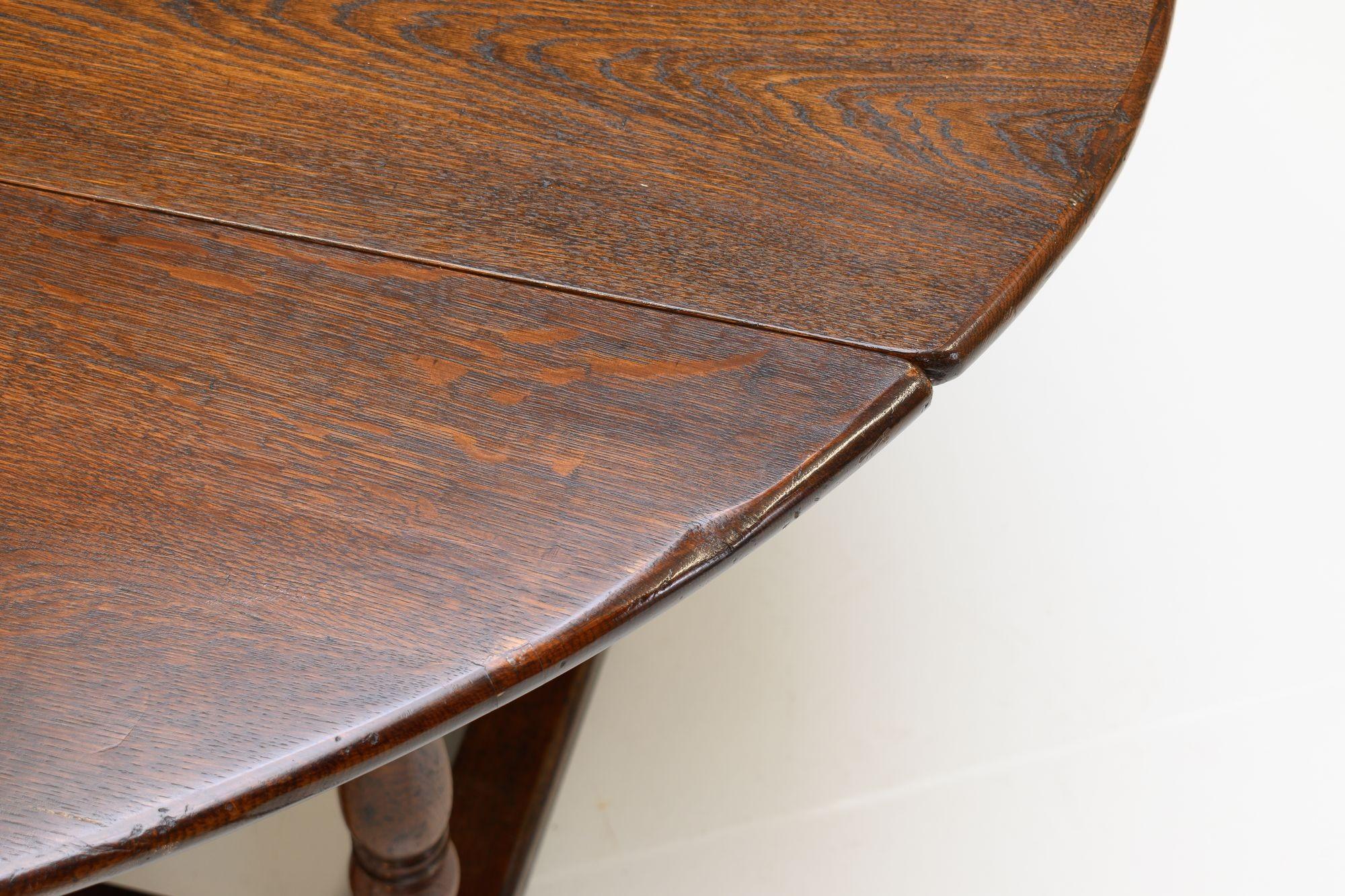 Milieu du XXe siècle Table Oak Gateleg en vente