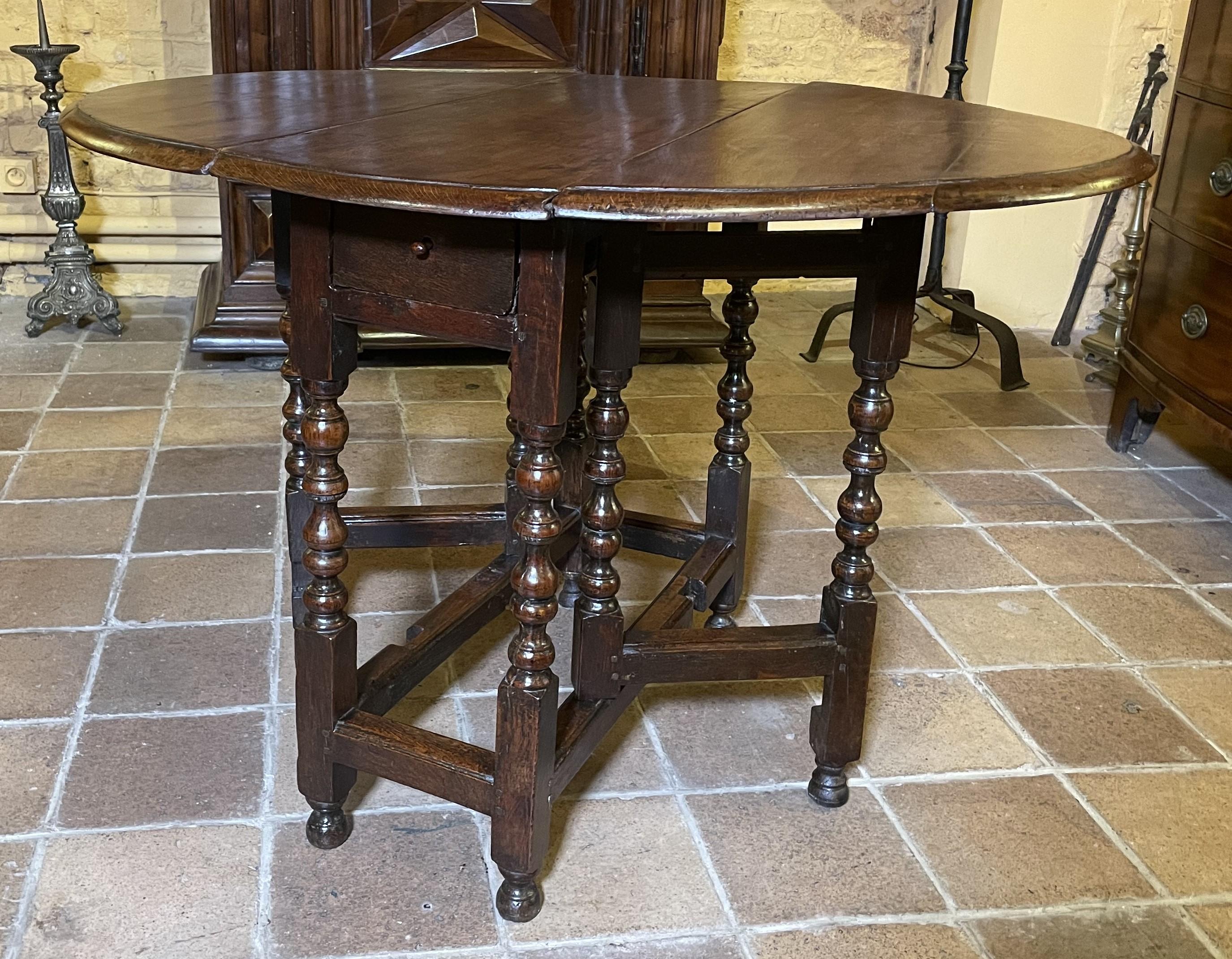 lovely little oak table from the 17 century from England called Gateleg table

Very nice little table which has a superb turning and a drawer in the belt

the table can be used as an decorative table, as a small closed console or as a half-open