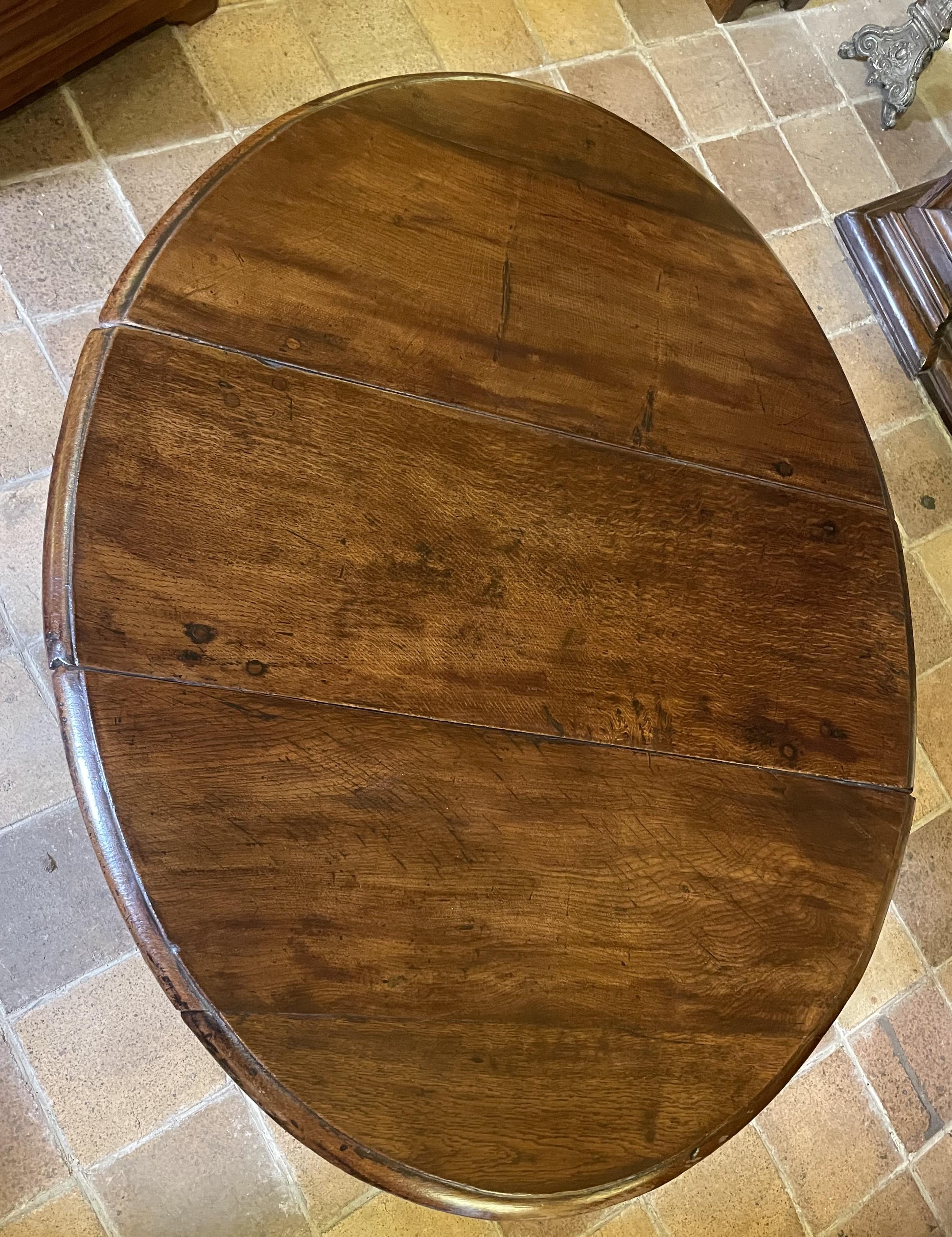 Oak Gateleg Table From The 17th Century In Good Condition For Sale In Brussels, Brussels