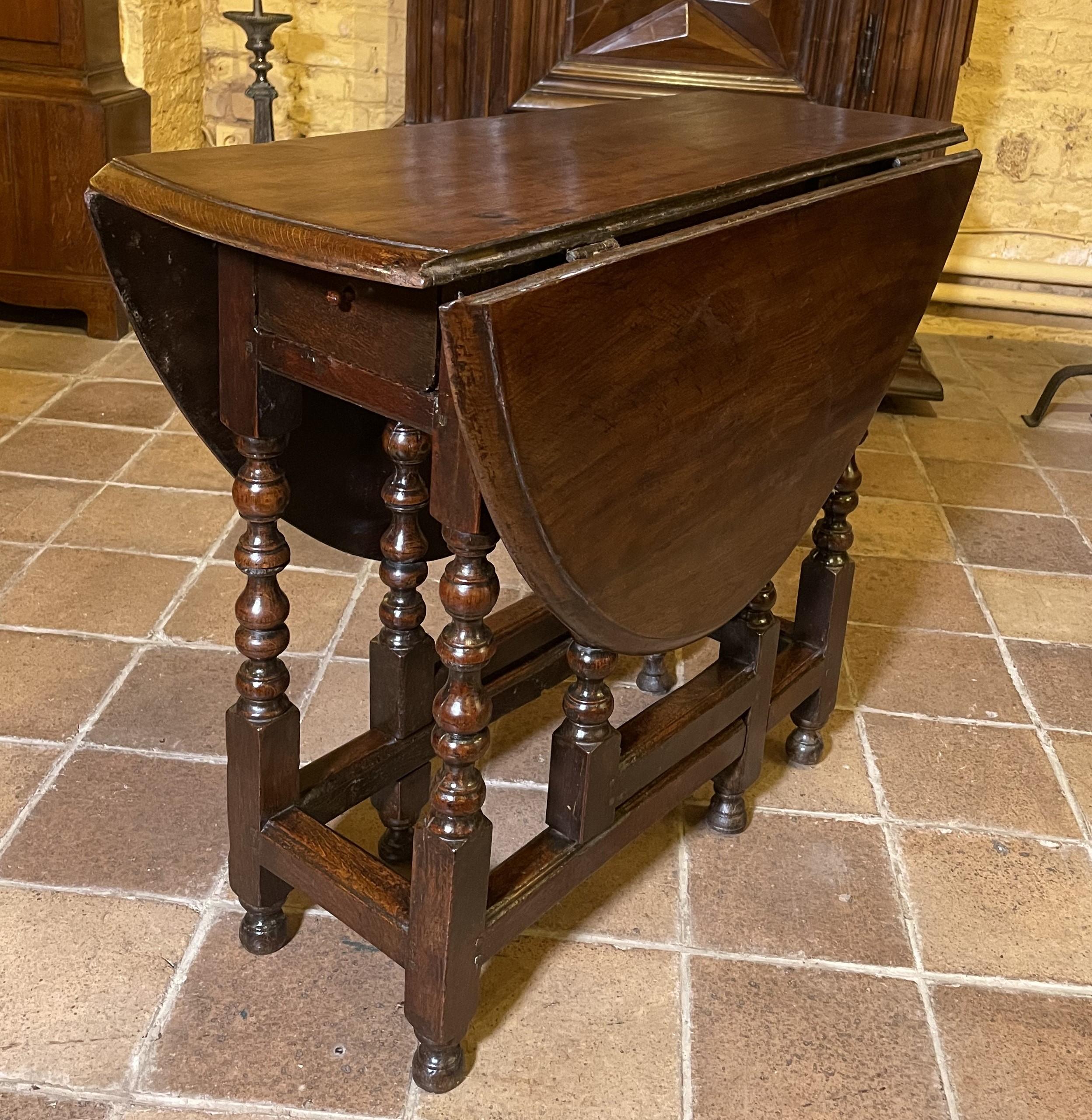 Oak Gateleg Table From The 17th Century For Sale 1