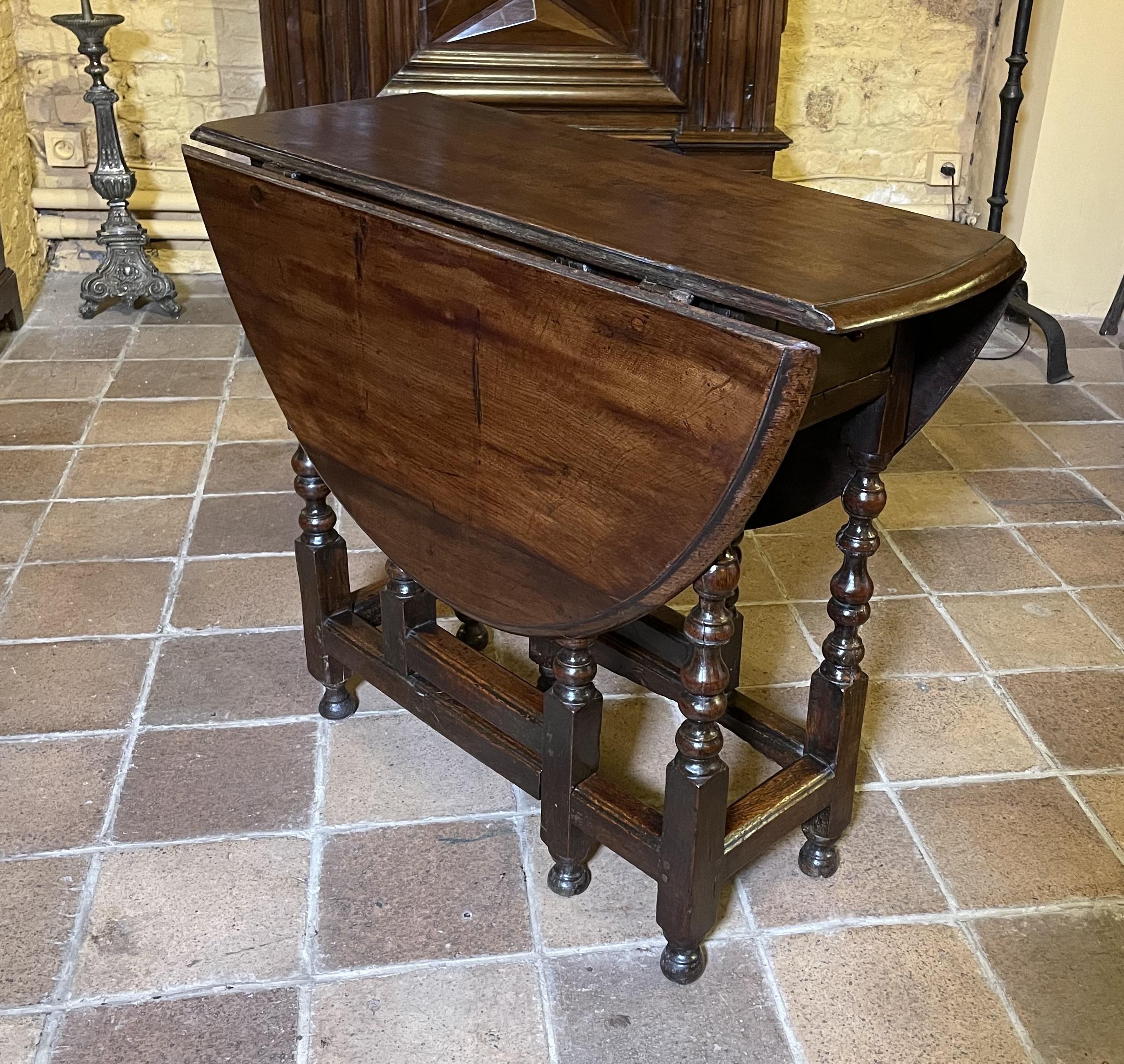 Oak Gateleg Table From The 17th Century For Sale 2