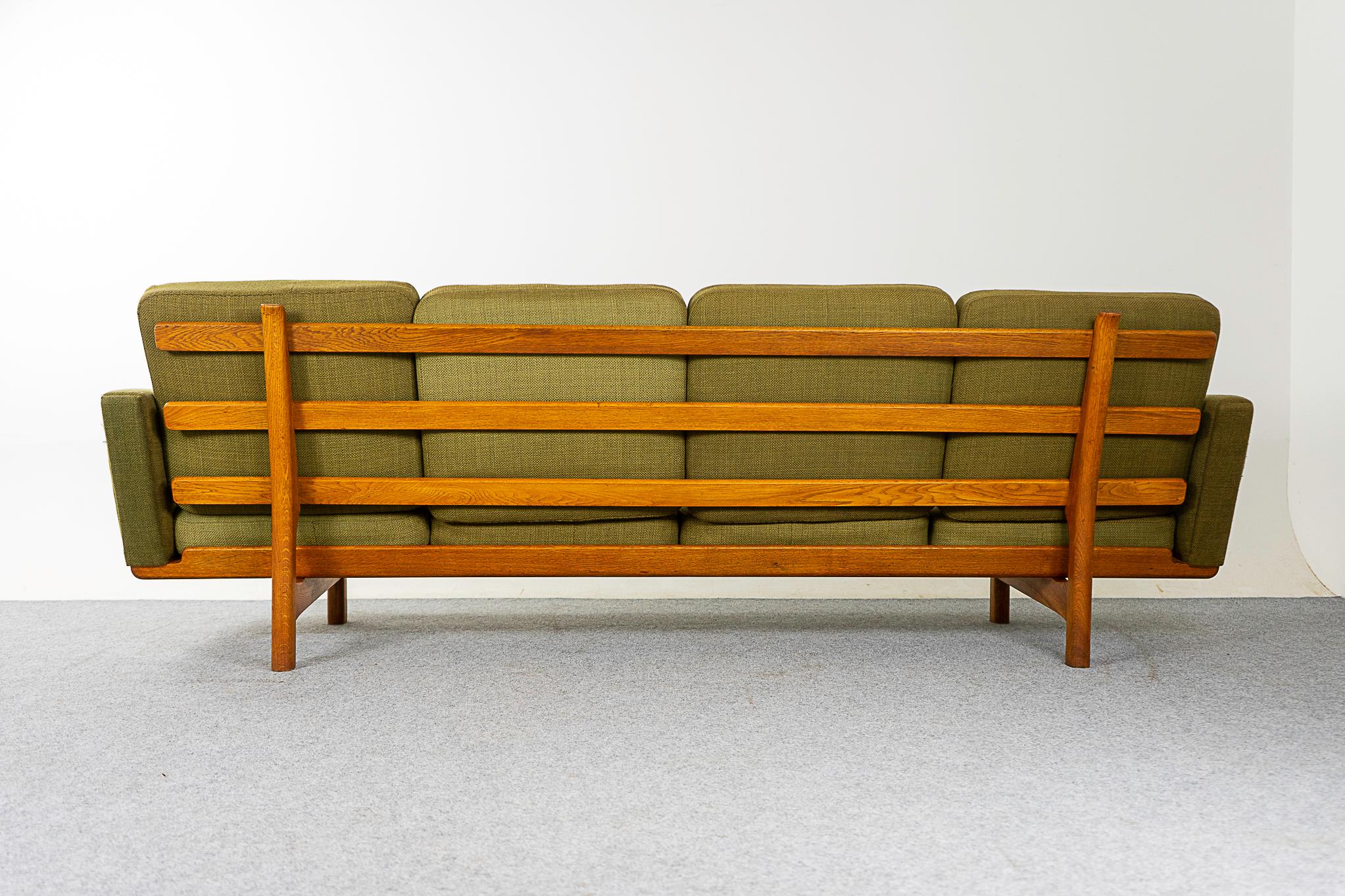 Oak GE-236 Sofa by Hans Wegner for Getama For Sale 4