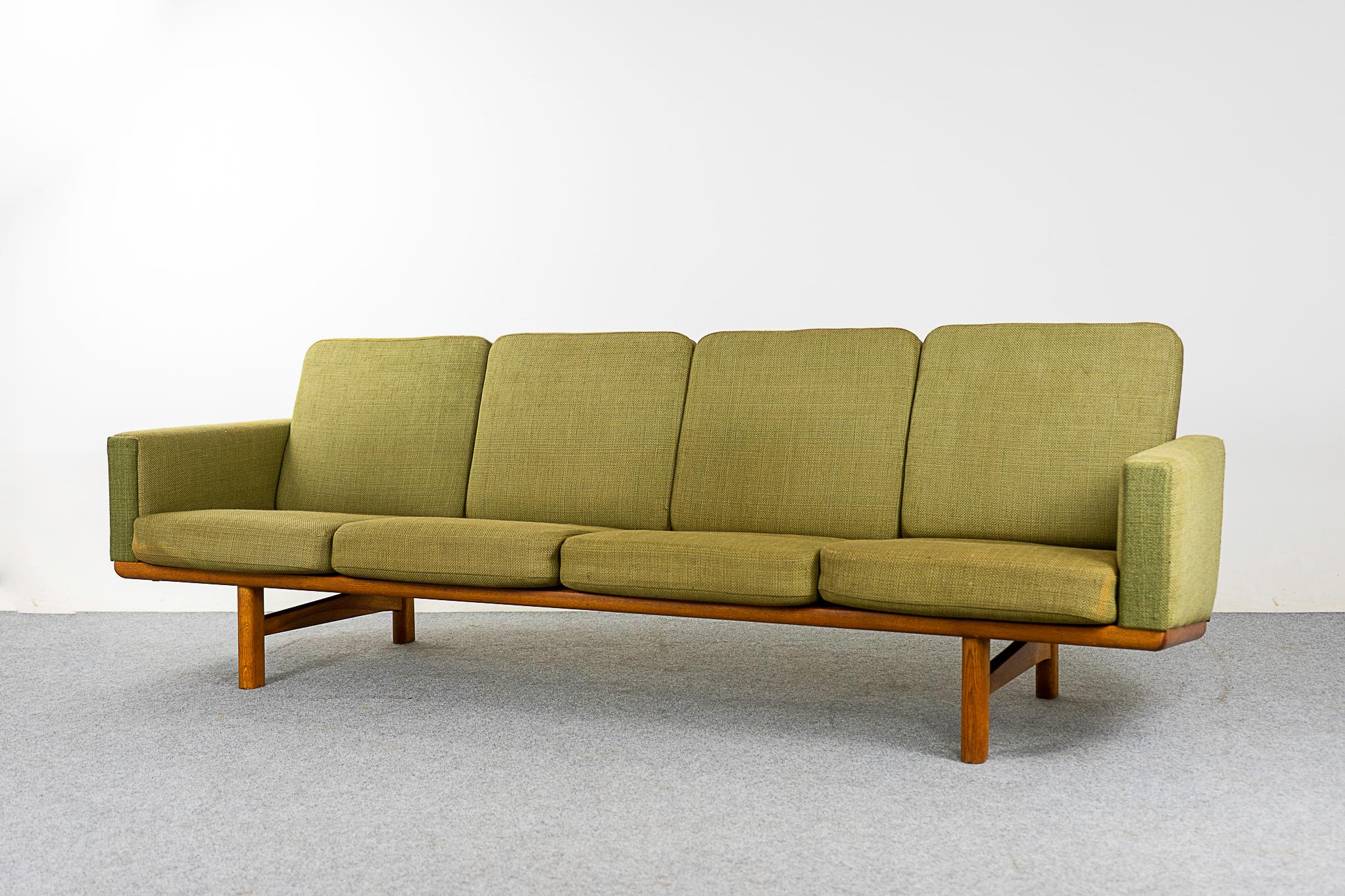 Oak GE-236 Sofa by Hans Wegner for Getama In Good Condition For Sale In VANCOUVER, CA